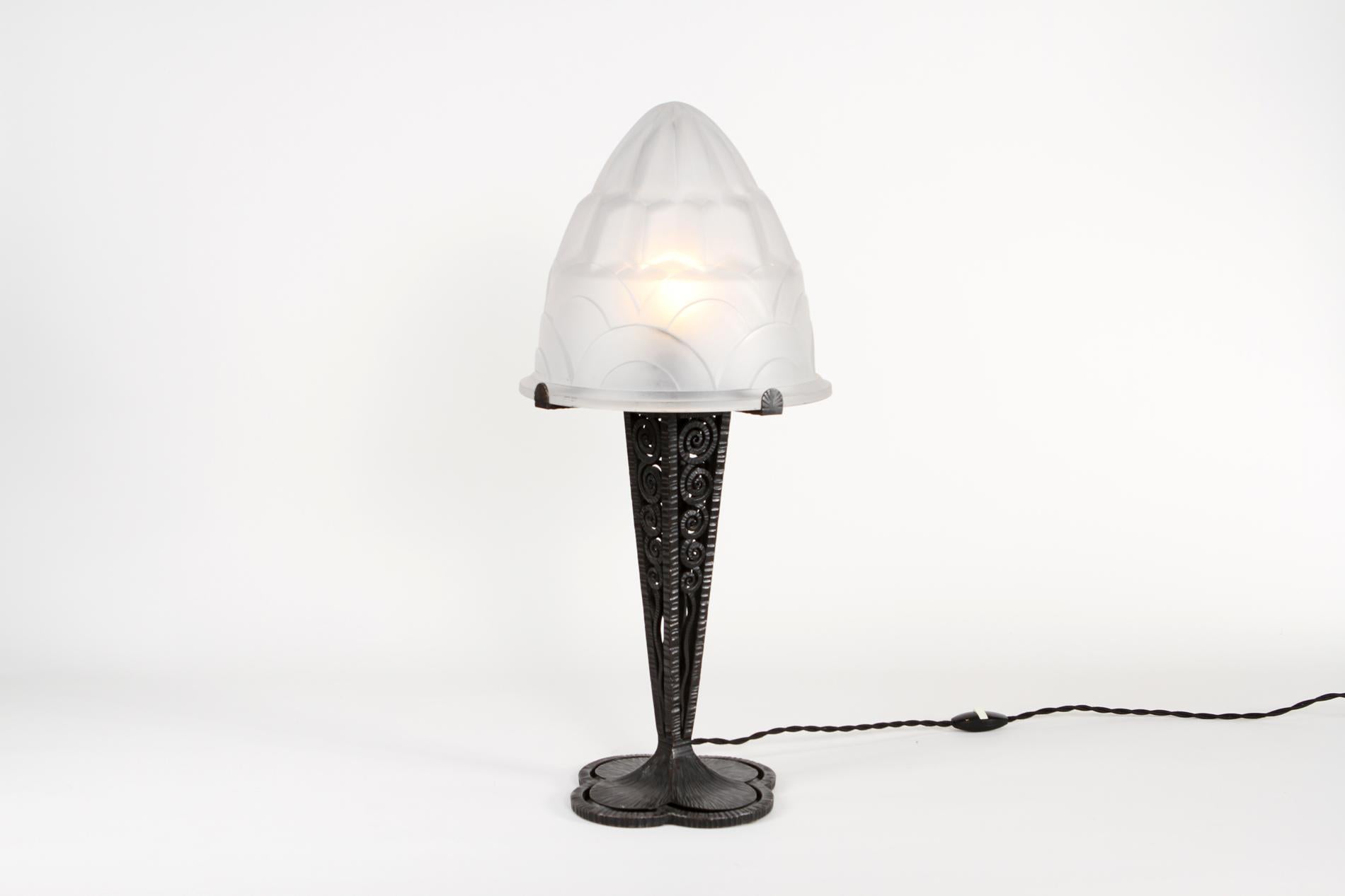 Original french Art Deco table lamp by Degué circa 1930 with wrought iron base and glass by Degué, with the typical decor on the glass from the artist. The specificity of the model is the size that is pretty big and with a really sculptural