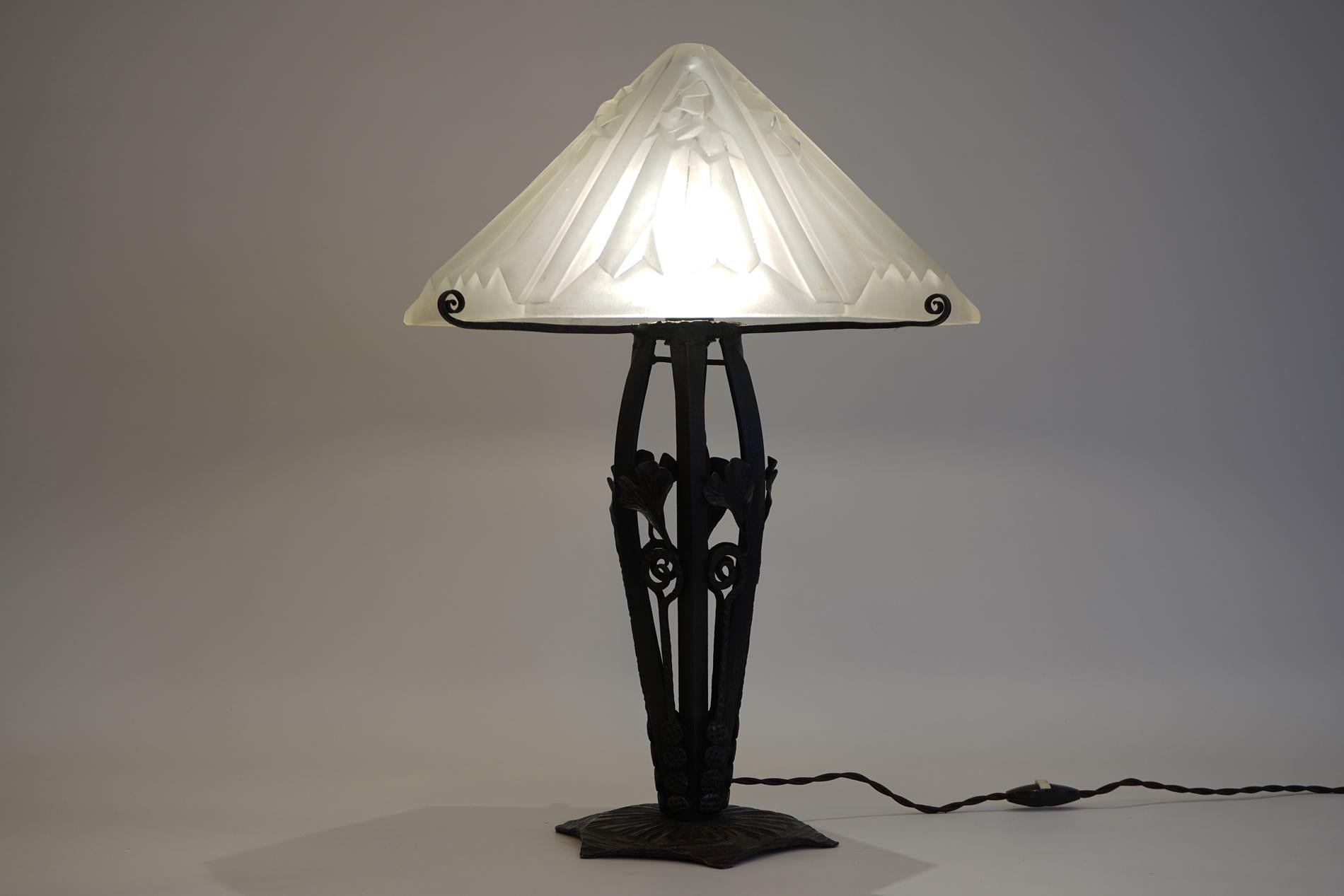 Français Lampe de table Art déco de Degué  en vente
