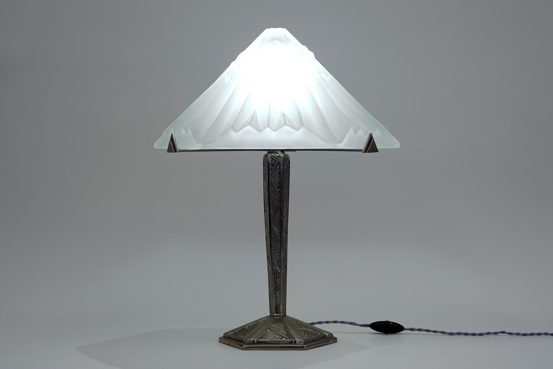 Lámpara de mesa francesa Art Déco de Degué Art Decó en venta