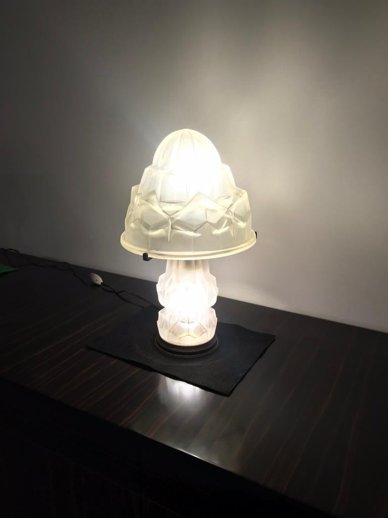 Lampe de Table Art Déco Française par Degue en vente 1
