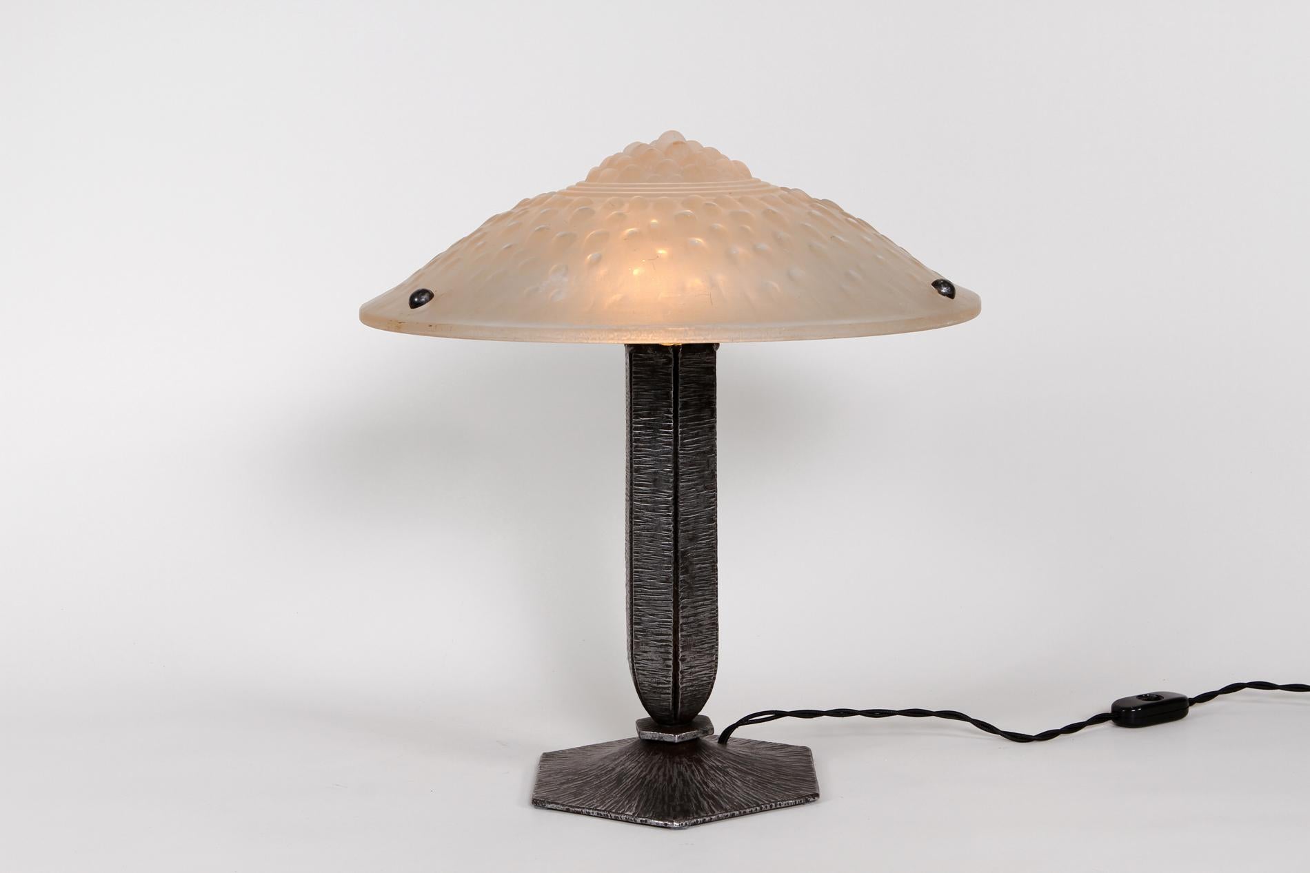 French Art Deco table lamp with wrought iron base and glass by Muller Frères Luneville original piece from 1930. The elegant design of the lamp is simple and minimal, with geometric decor on the lampshade and a geometric base. 