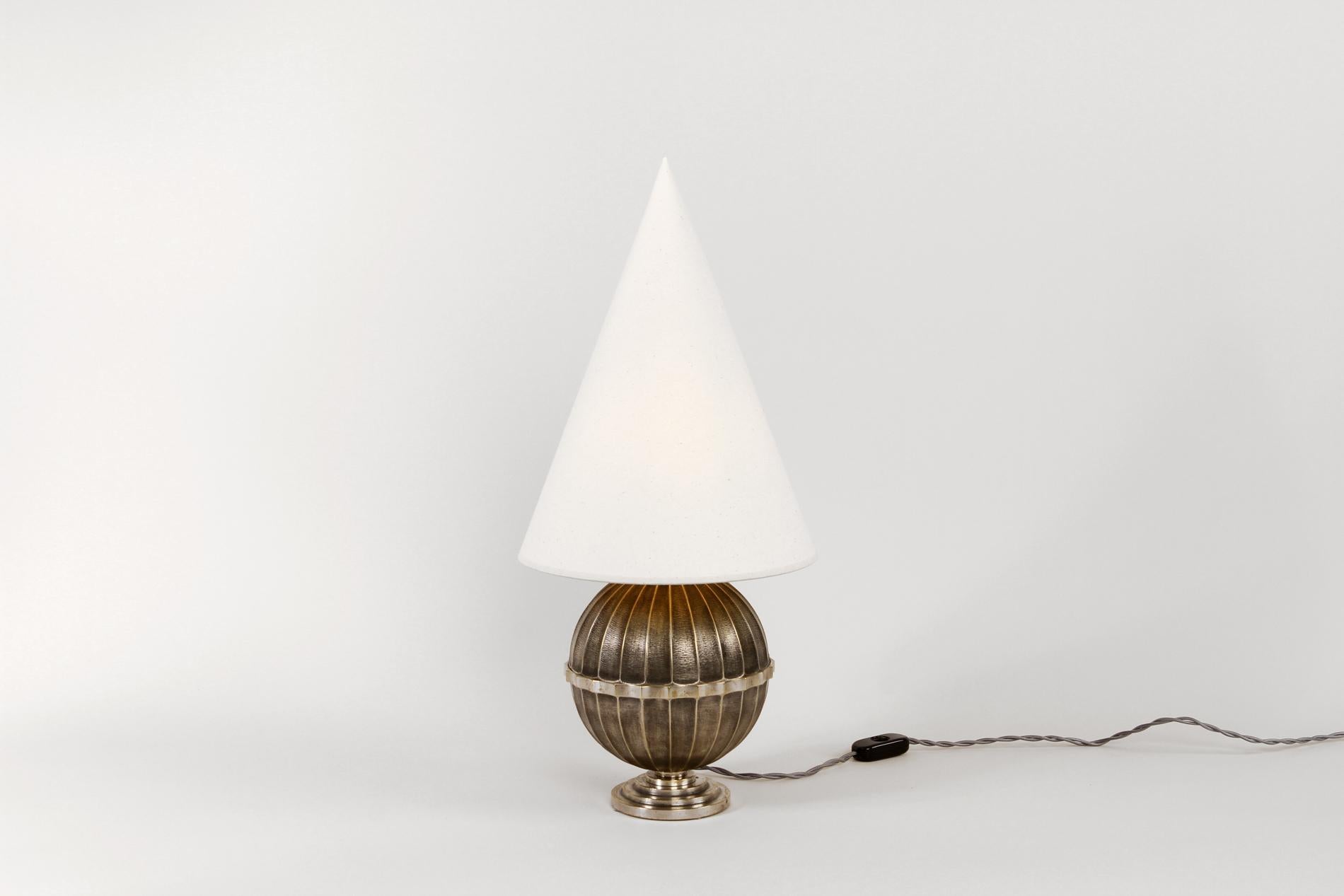 Lampe de table originale Art déco française par Genet & Michon, Circa 1930. Modèle très rare en petite taille. Abat-jour réalisé sur commande. 