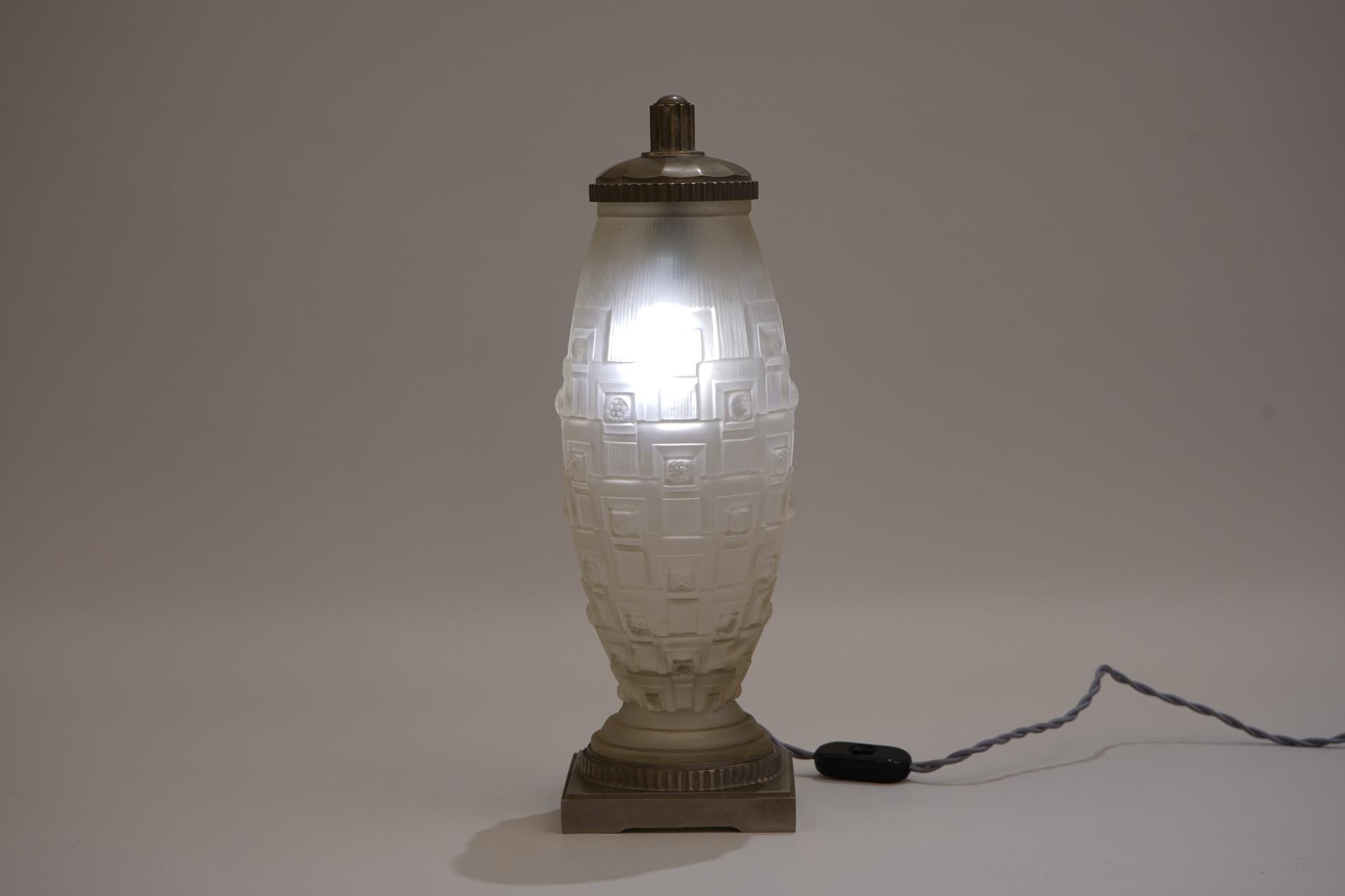 Français Lampe de table Art déco française par Genet & Michon en vente
