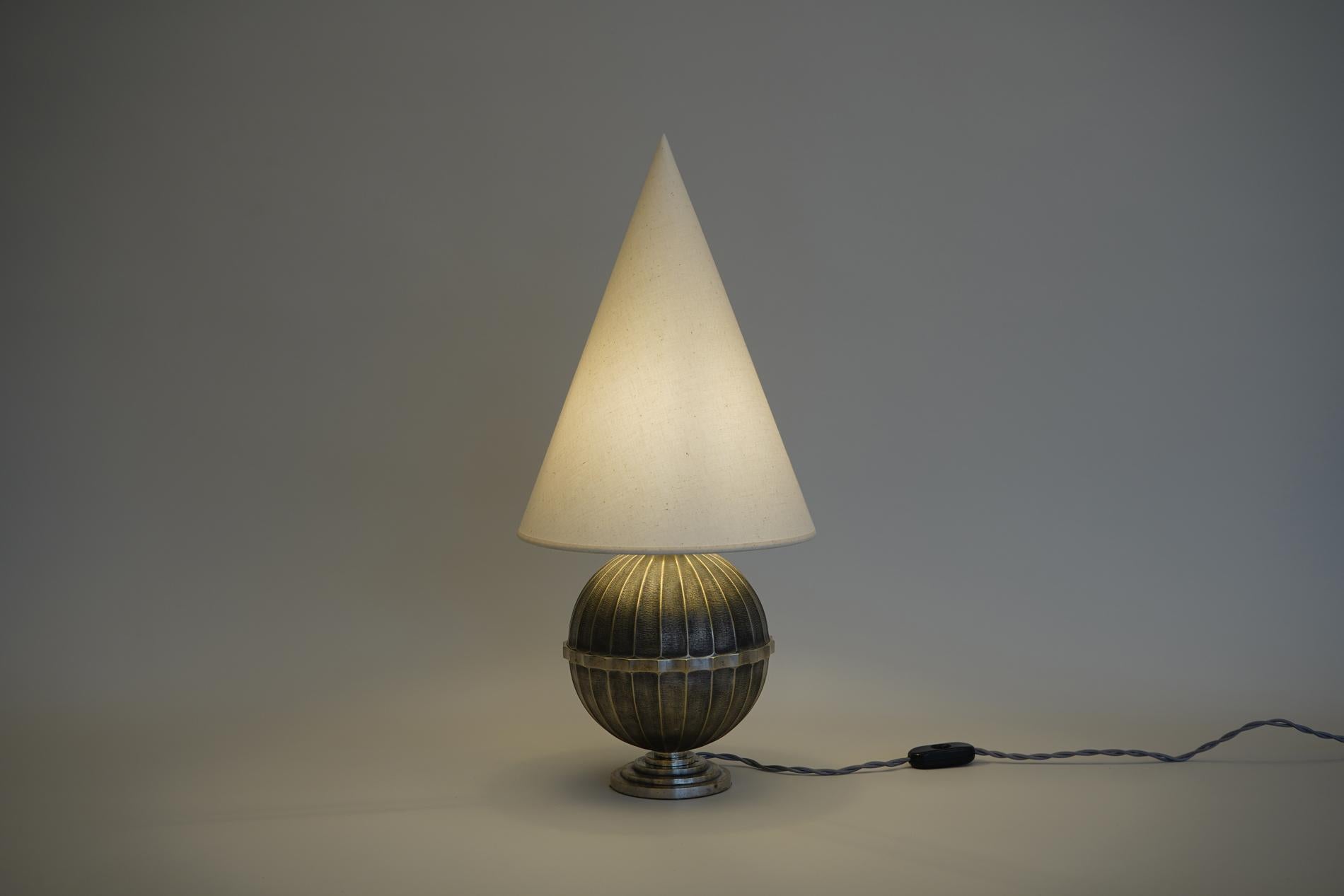 Français Lampe de table Art déco française par Genet & Michon en vente