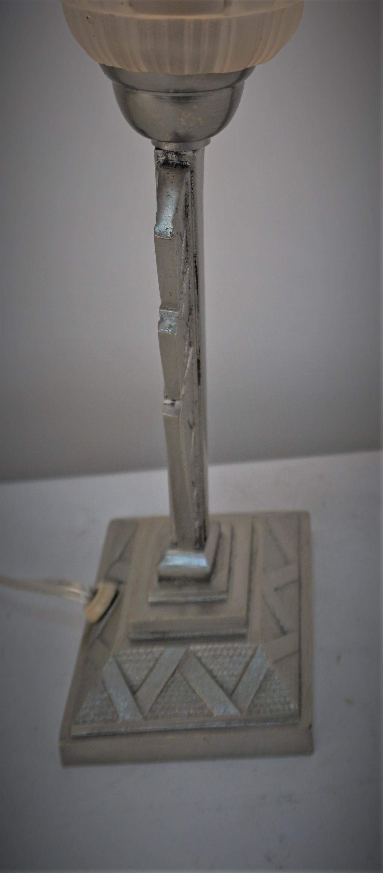 Lampe de table Art déco française par J. Robert Bon état - En vente à Fairfax, VA