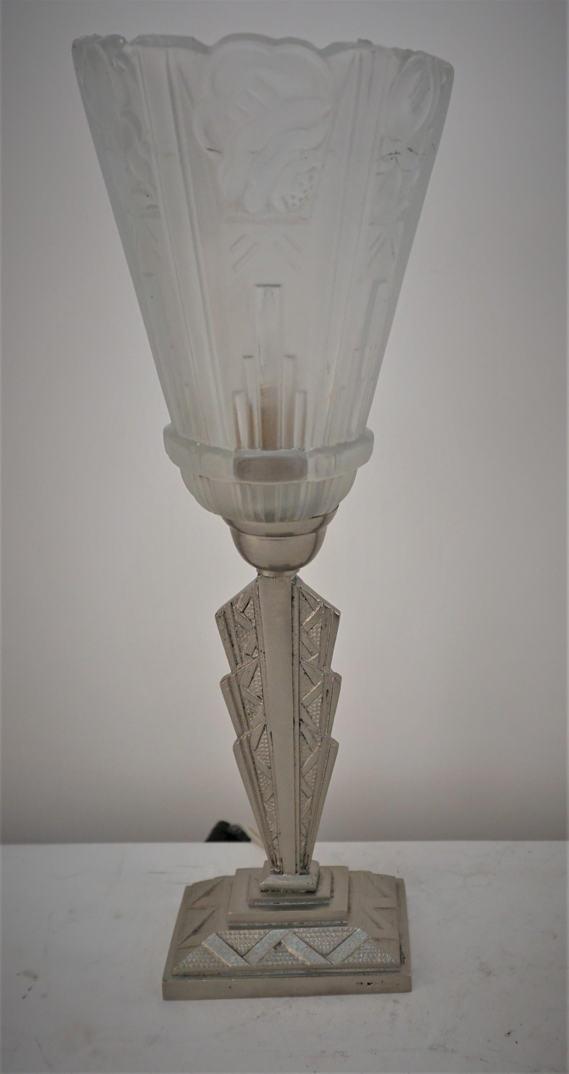 Französische Art-déco-Tischlampe von J. Robert (Glas) im Angebot