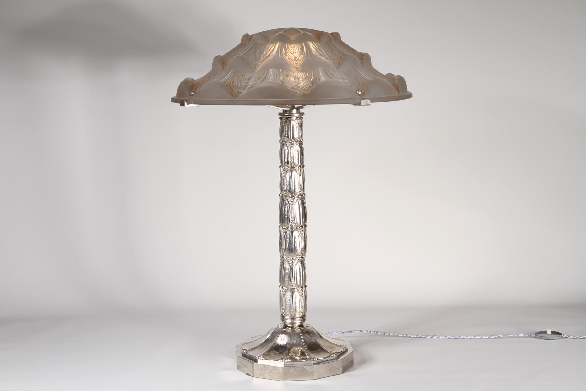 French Art Deco table lamp with lampshade by Lalique, Gaillon model sepia patina basin, model created in 1927, not reproduced after 1947. The base is in nickel-plated bronze. The size is really important and rare for this model. 

Documented in the
