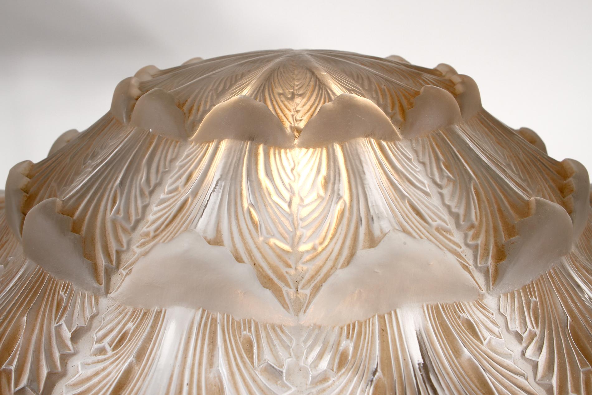 French Art Deco table lamp by Lalique  In Excellent Condition In SAINT-OUEN-SUR-SEINE, FR