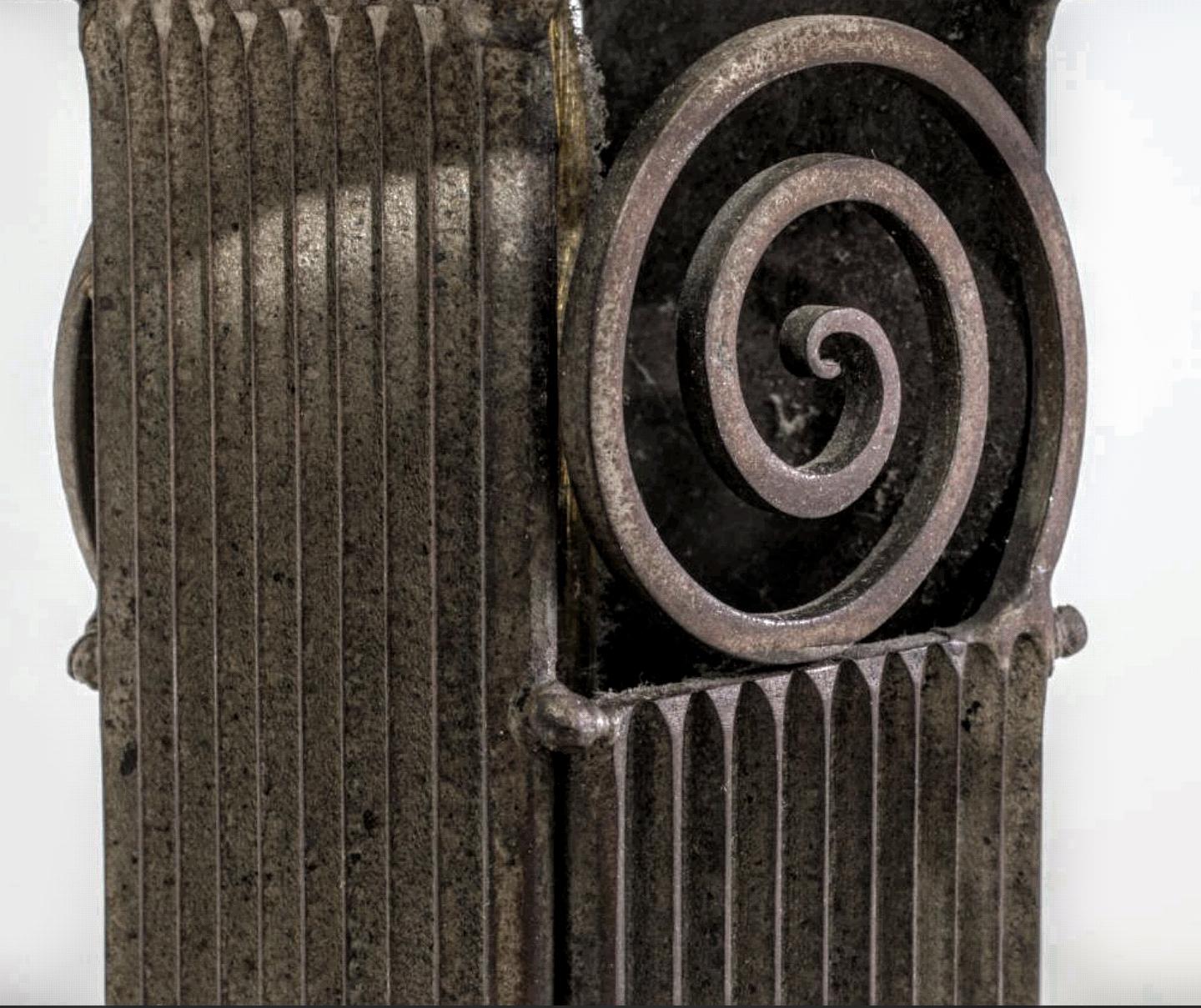 Eine feine handgeschmiedete schmiedeeiserne französische Art-Déco-Tischlampe. Der Sockel ist in verschiedenen Texturen mit einem verschnörkelten Muster verziert. Akzentuiert durch vier Kristallkugeln. Der Schirm ist vom französischen Künstler Muller