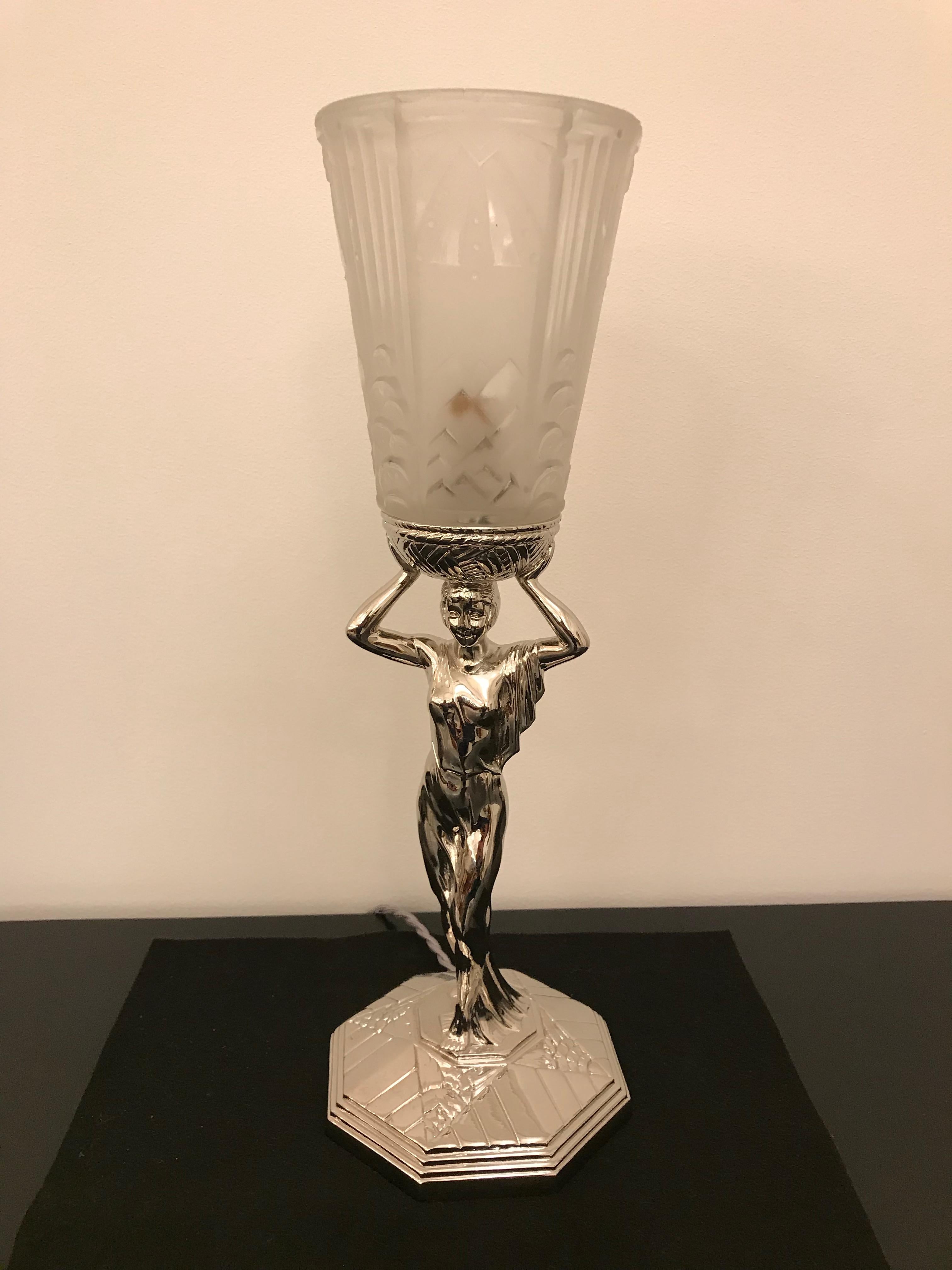 Schöne französische Art Deco Tischlampe. Schirm aus klarem Milchglas mit geometrischem Motiv, signiert von Muller Frères Luneville. Gehalten auf einem vernickelten weiblichen dekorativen Deco-Design Lampenfuß. Wurde für den amerikanischen Gebrauch