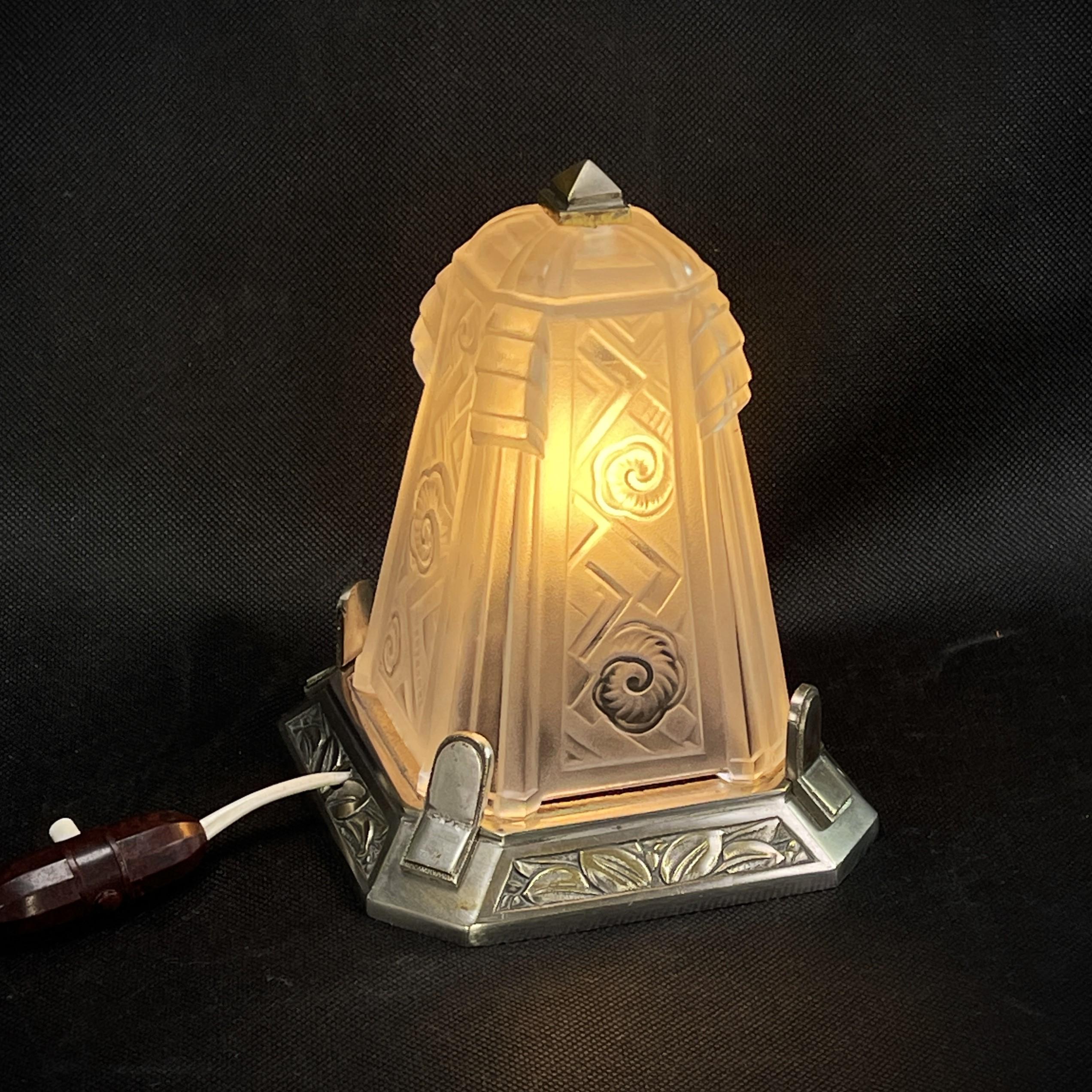 Mid-20th Century French Art Deco Table Lamp by Sabino, 1930s