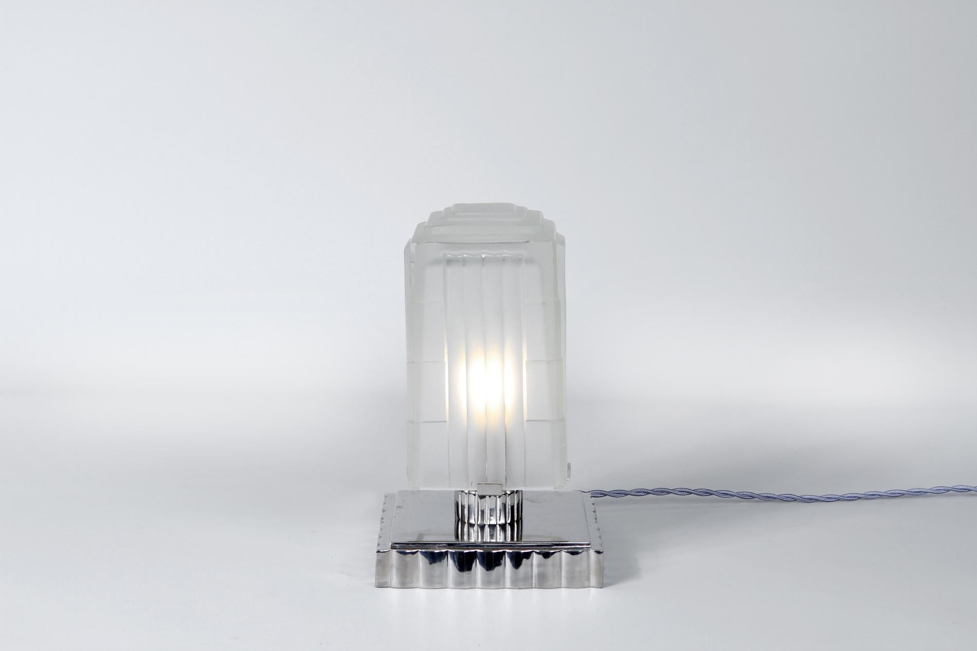 Original French Art Deco table lamp by Sabino with silver bronze base and square geometrical glass typical of the Sabino architectural work. Circa 1930. 