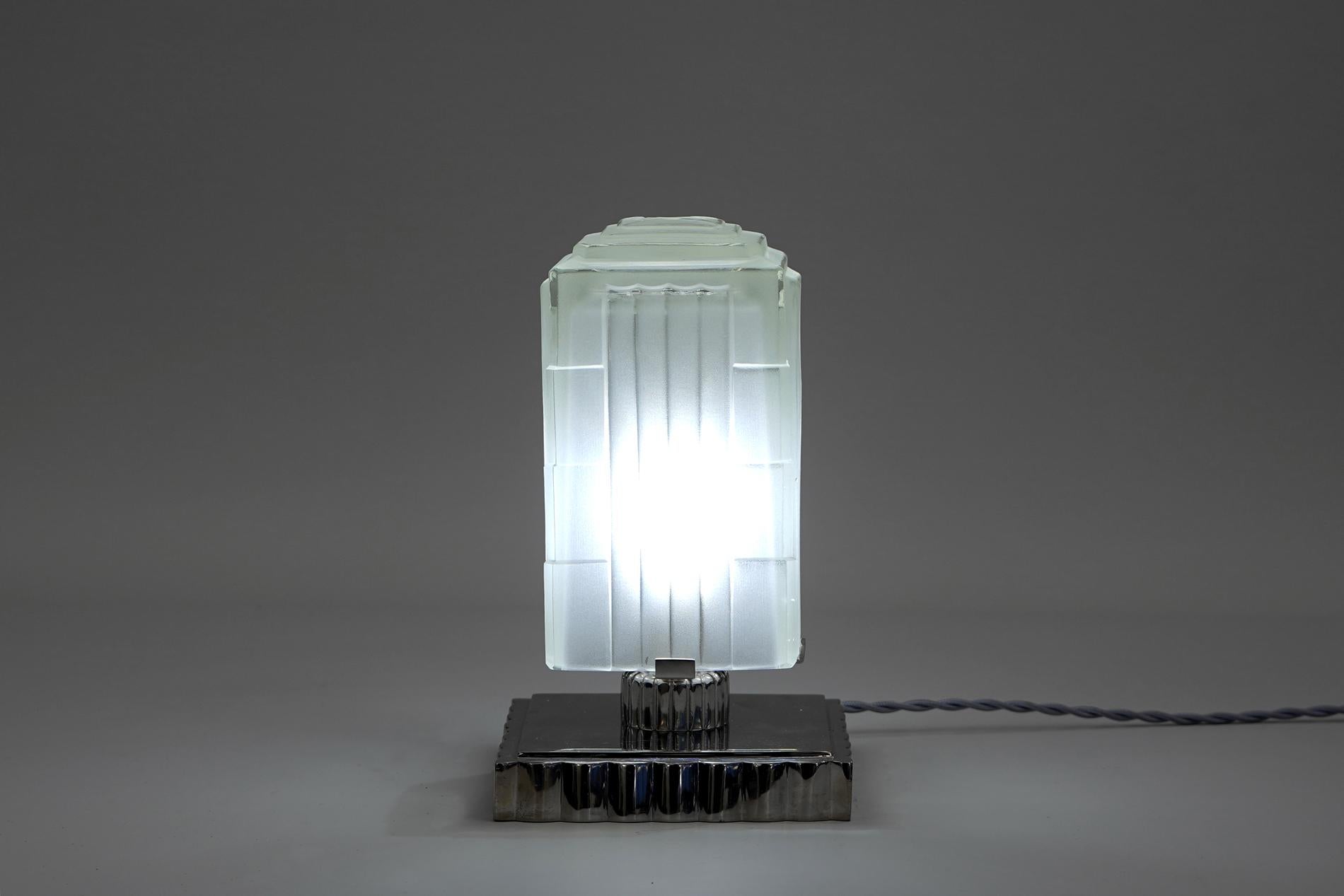 French Art Deco table lamp by Sabino In Excellent Condition For Sale In SAINT-OUEN-SUR-SEINE, FR