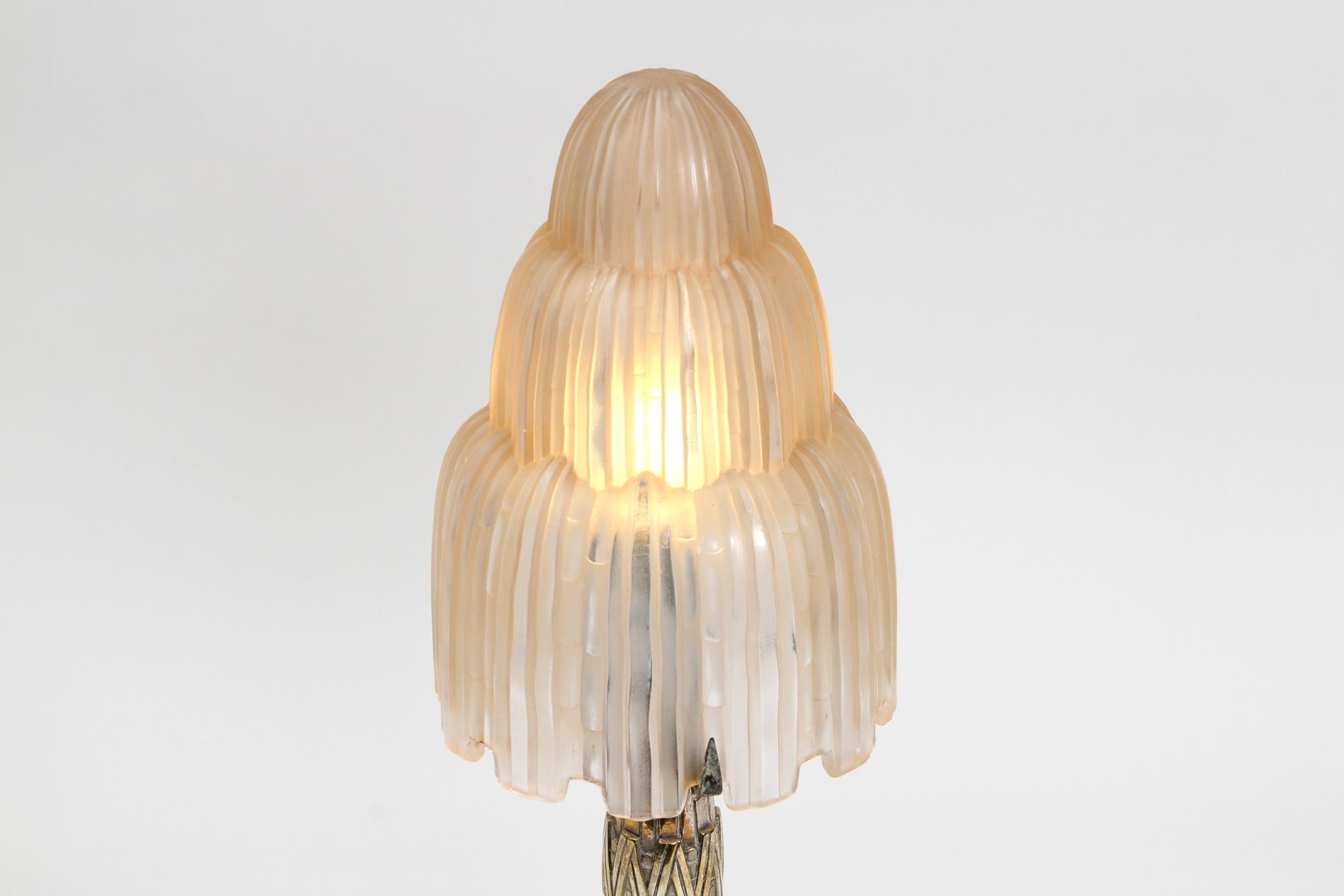 Art Déco Lampada da tavolo Art Deco francese di Sabino modello a cascata in vendita