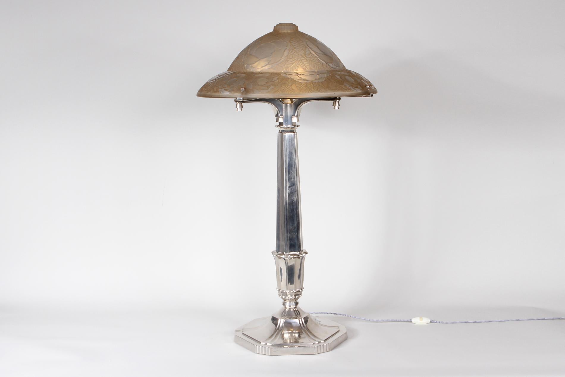 French Art Deco big table lamp from 1930 by Simonet frères.

The glass is patinated and color Sepia, the base is in nickeled bronze. The floral and elegant decor of the glass is typical from Simonet frères work. The model is one of the biggest and