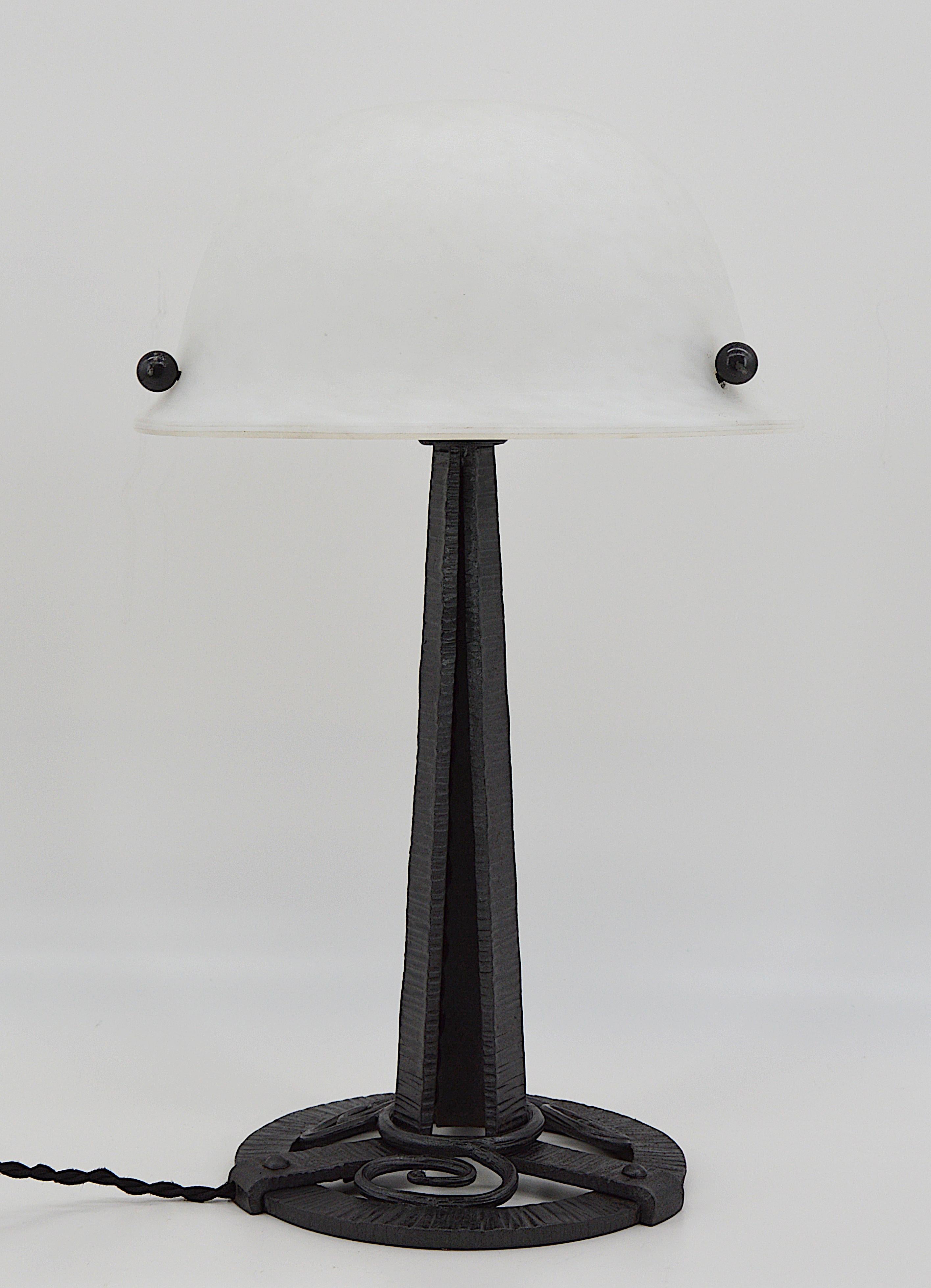 Lampe de table Art déco, France, vers 1920. Verre et fer forgé. Très bel abat-jour en verre blanc chiné. Double vitrage, des émaux blancs sont appliqués entre les deux couches. Sur son socle en fer forgé. Même période que Daum, Schneider, Muller