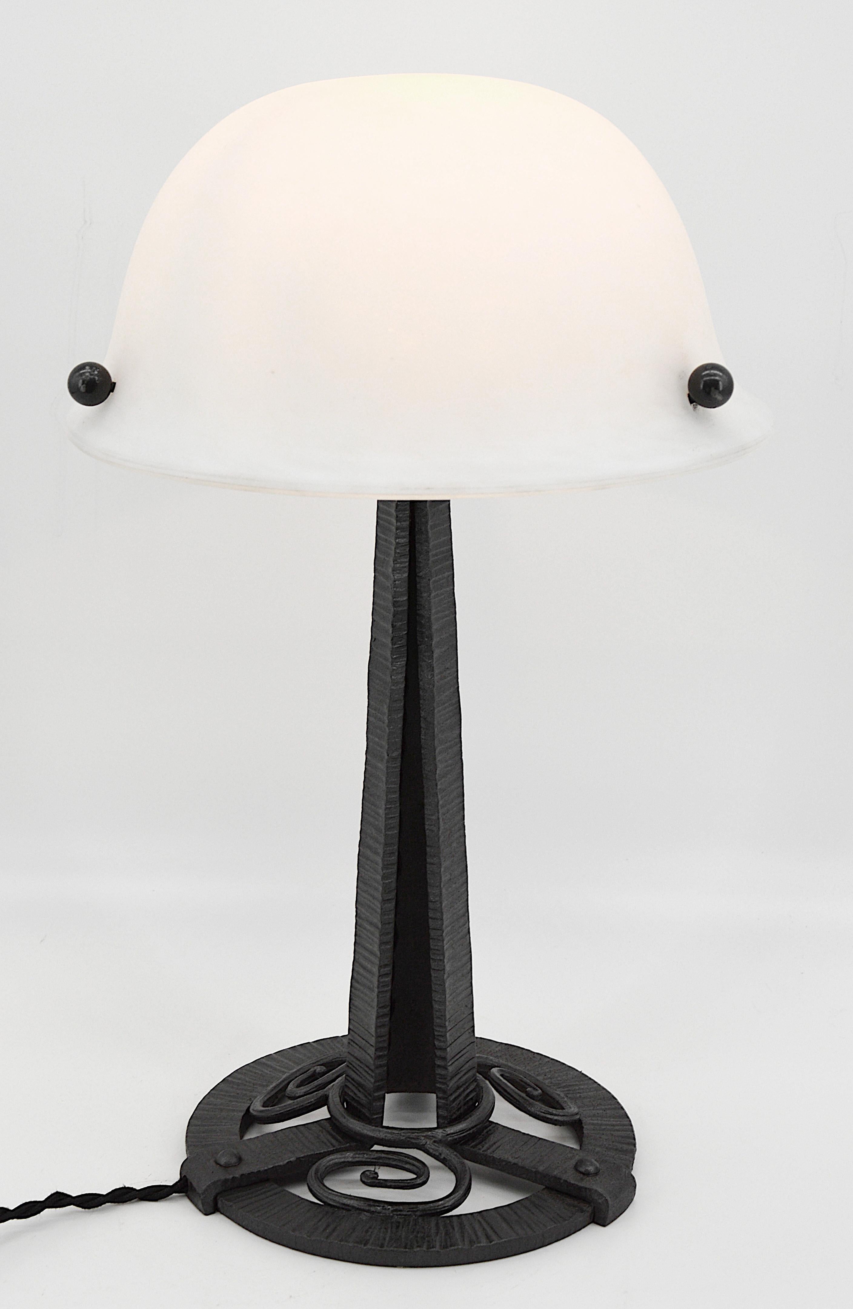 French Art Deco Table Lamp, circa 1925 In Excellent Condition For Sale In Saint-Amans-des-Cots, FR