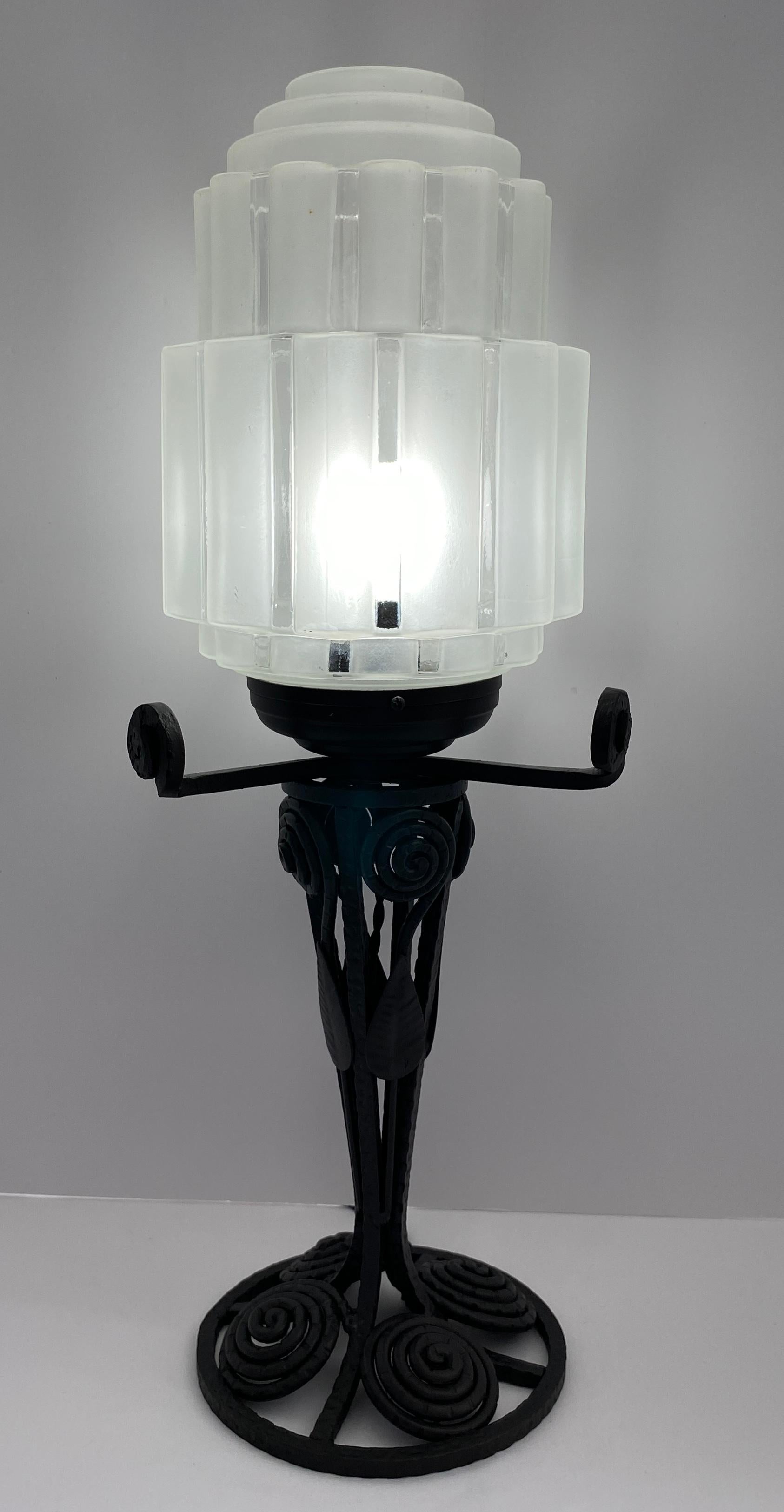 Lámpara de sobremesa Art Déco francesa, Lámpara Art Déco de hierro y cristal Art Decó en venta
