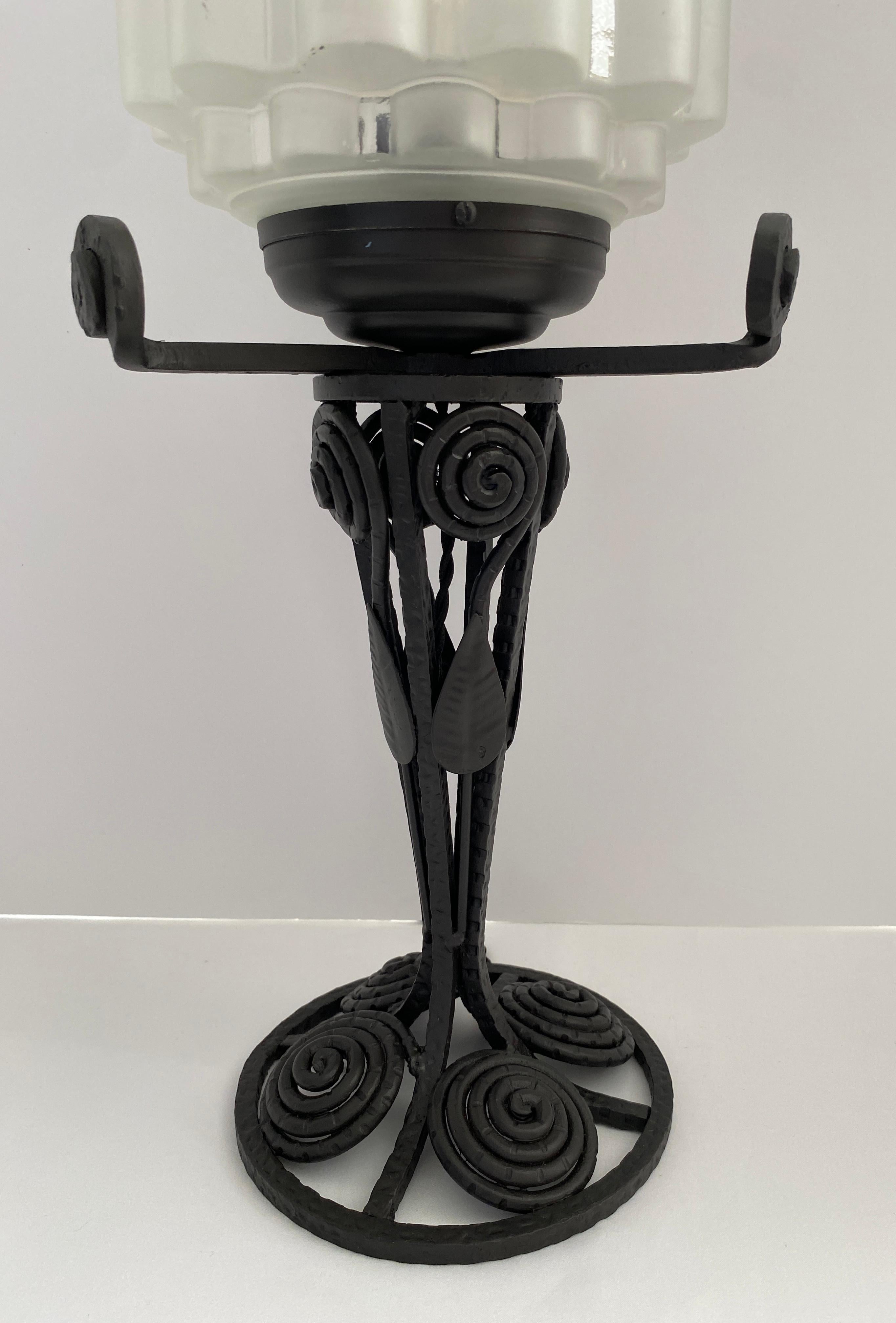 Lámpara de sobremesa Art Déco francesa, Lámpara Art Déco de hierro y cristal siglo XX en venta