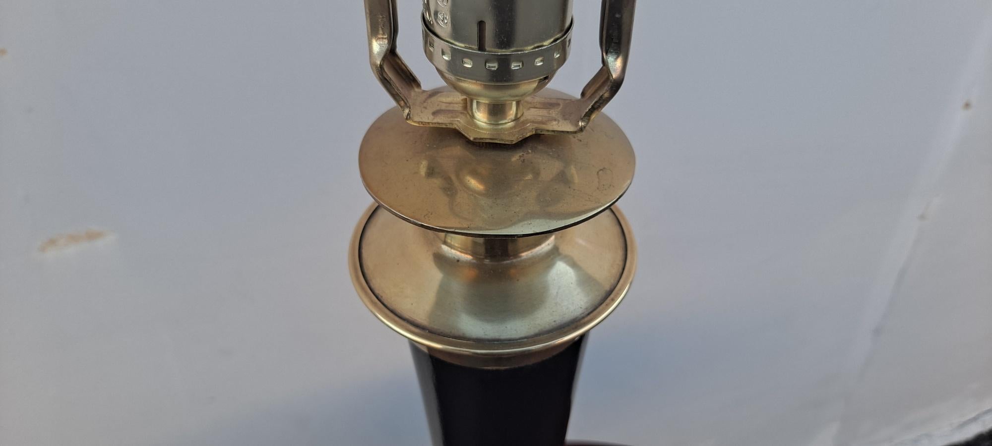 Laiton Lampe de table Art Déco française en vente