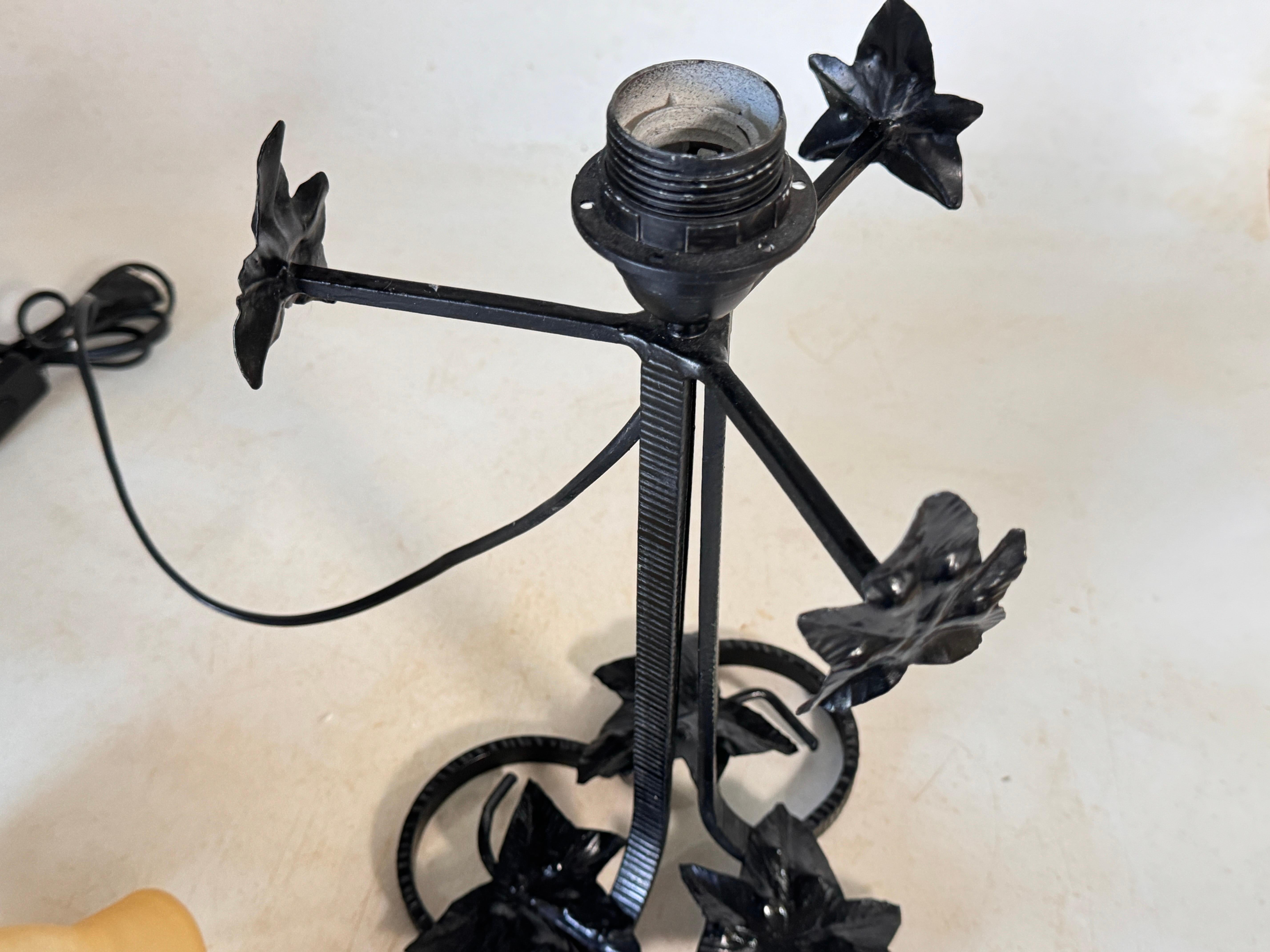 French Art Deco Table Lamp Hammered Iron France 20th Daum Style Pâte de Verre In Good Condition For Sale In Auribeau sur Siagne, FR