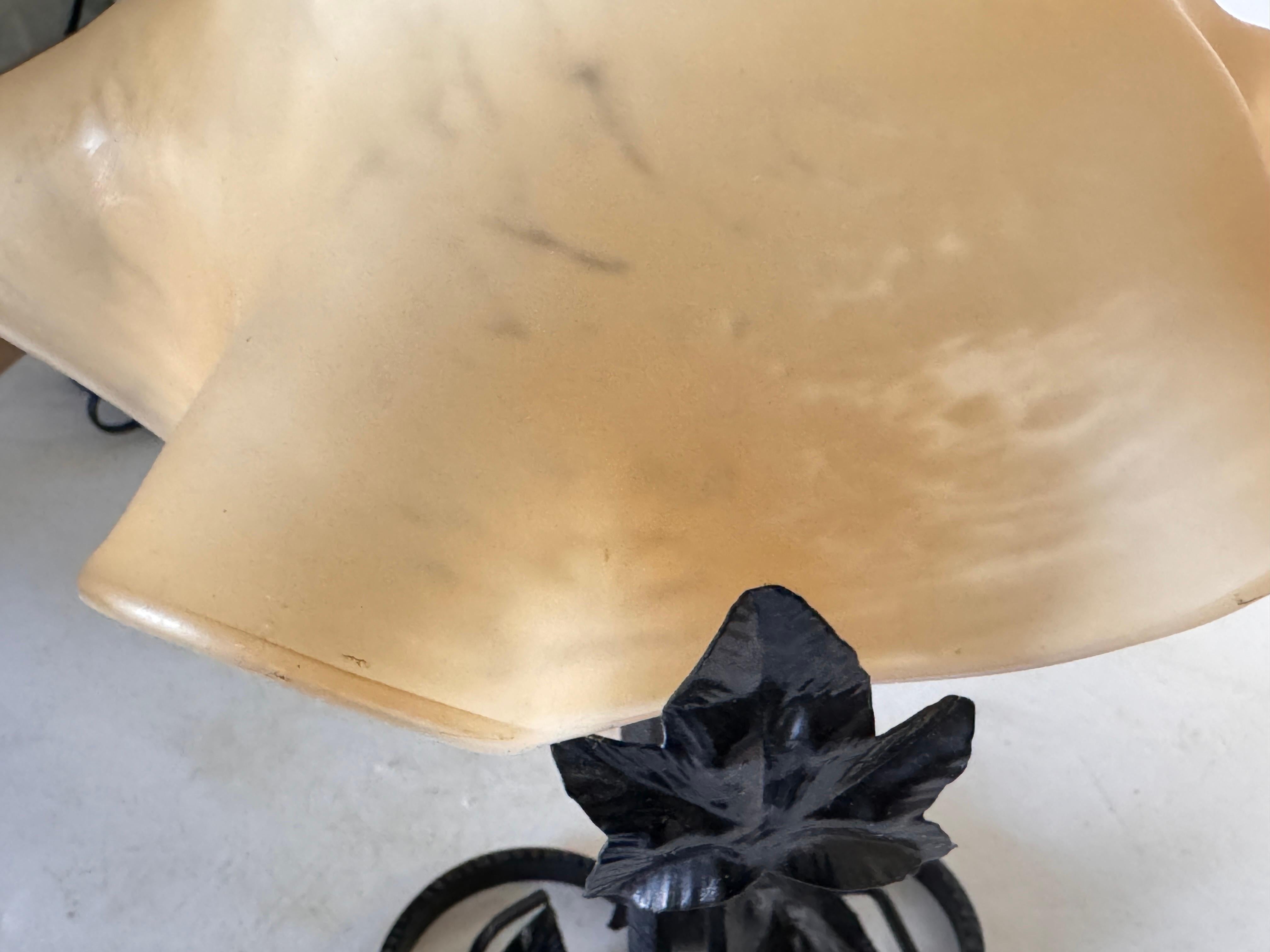 Französisch Art Deco Tischlampe gehämmert Eisen Frankreich 20. Daum Stil Pâte de Verre (Schmiedeeisen) im Angebot