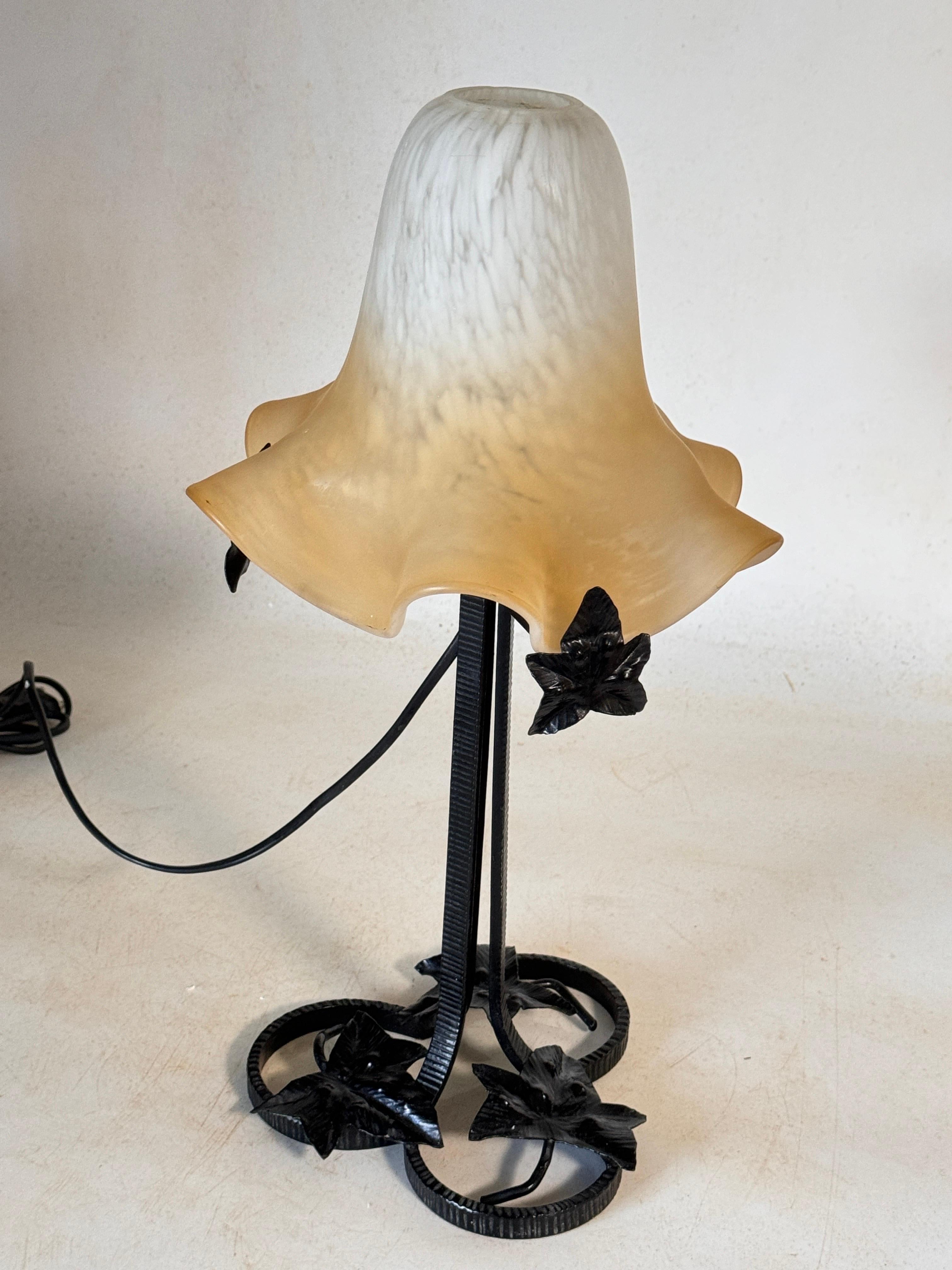 French Art Deco Table Lamp Hammered Iron France 20th Daum Style Pâte de Verre For Sale 4