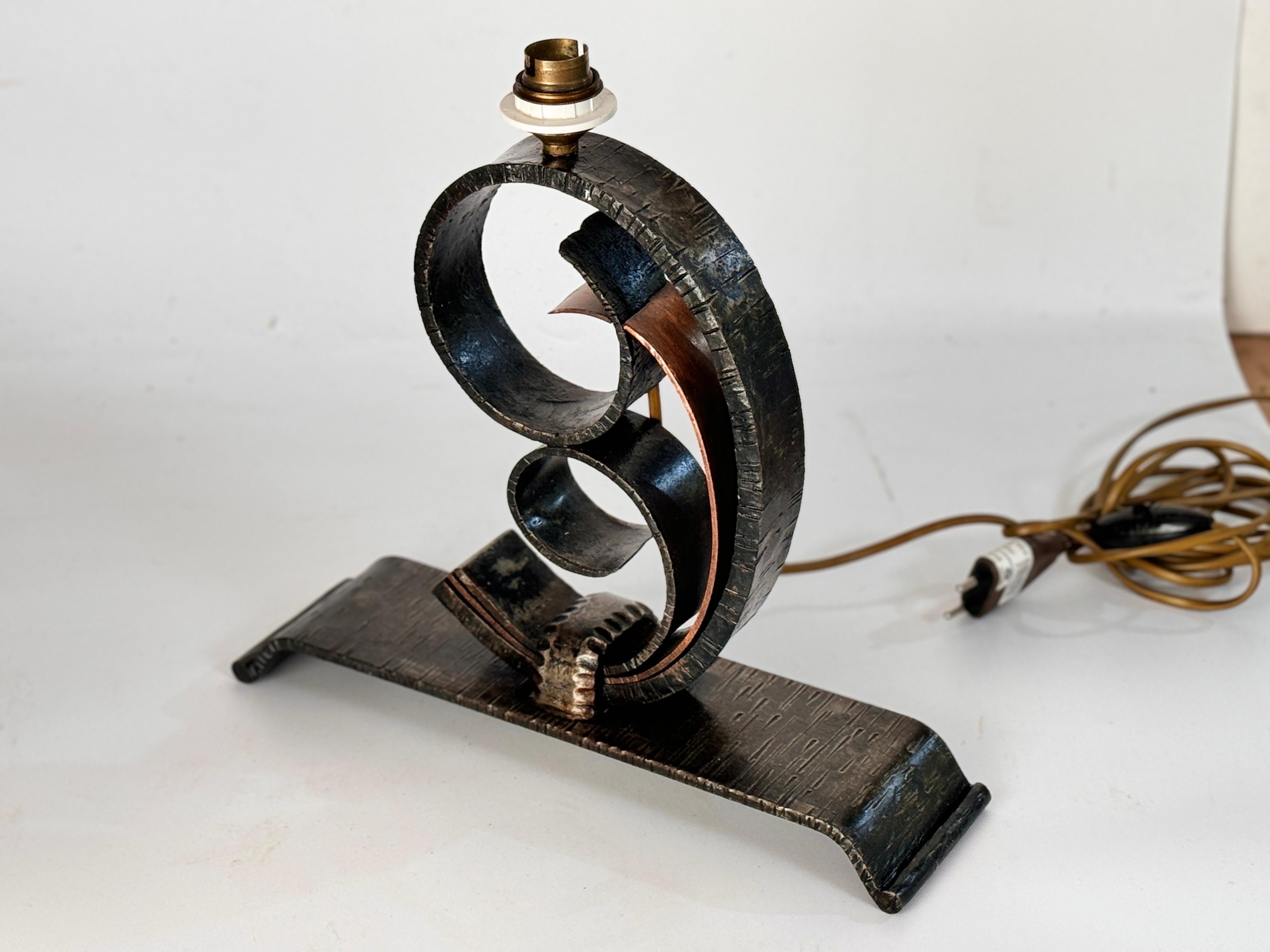 Lampe de table Art déco française en fer martelé France 20e siècle style Edgar Brandt en vente 3