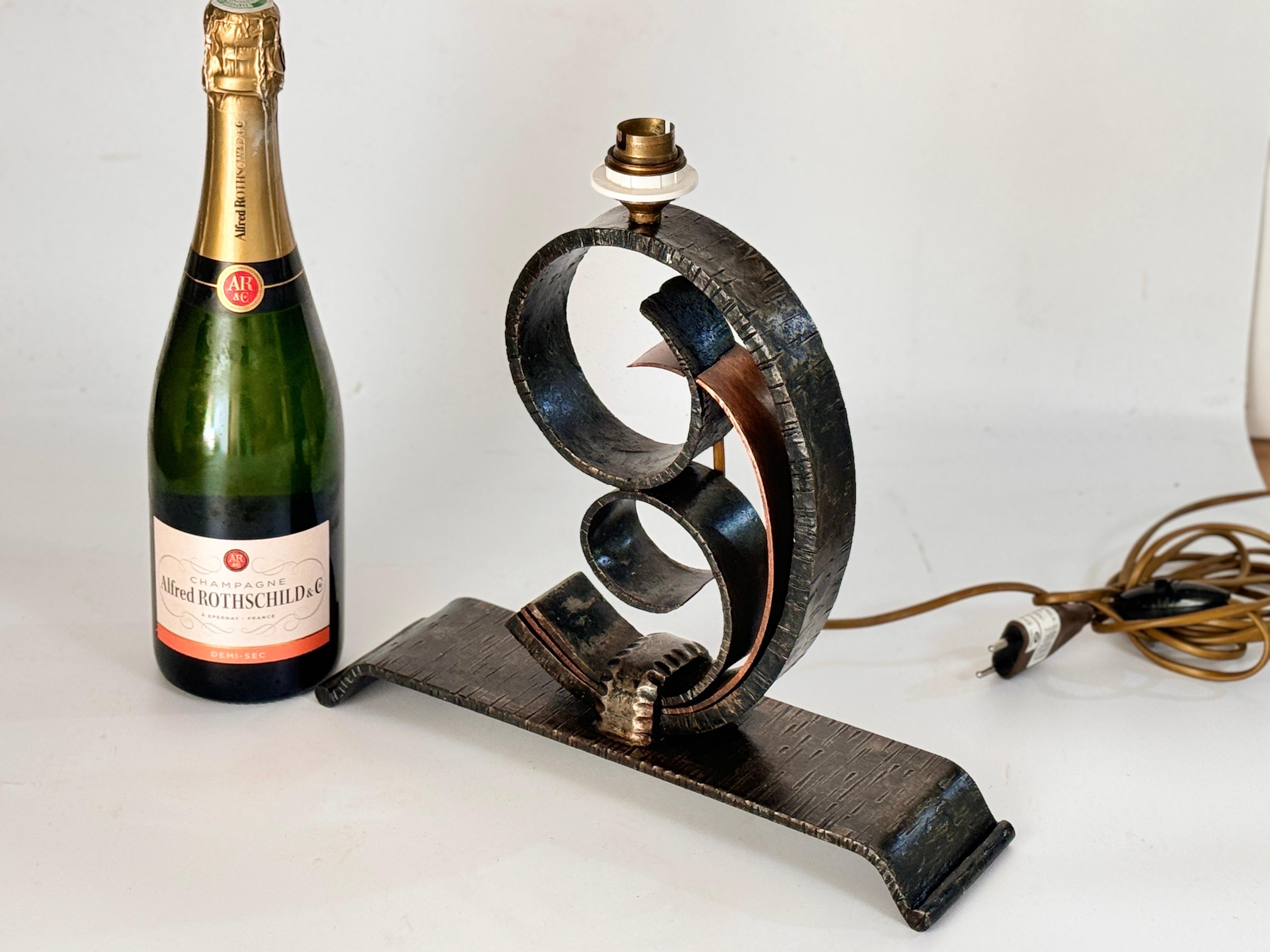 Français Lampe de table Art déco française en fer martelé France 20e siècle style Edgar Brandt en vente