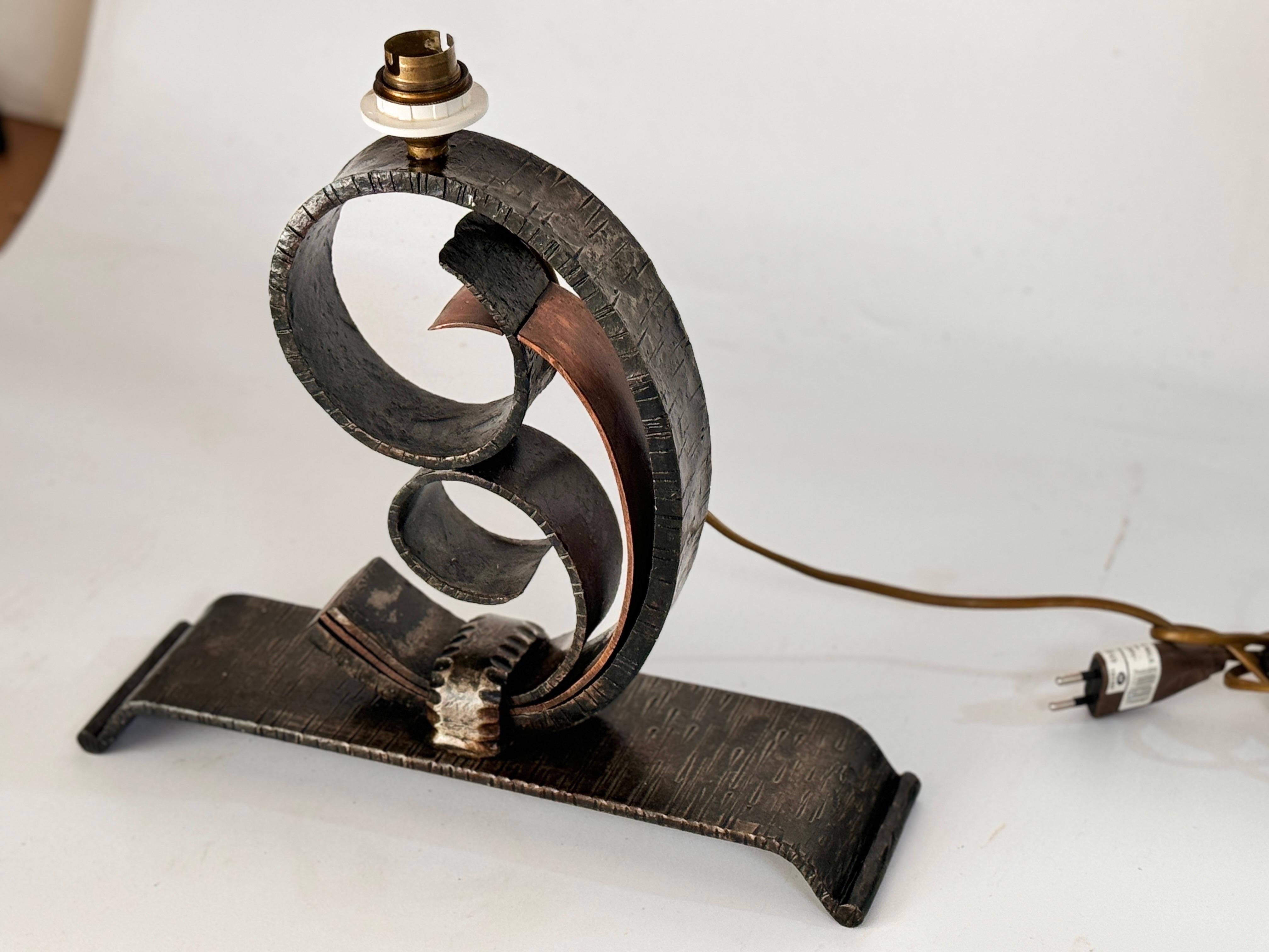 Fer forgé Lampe de table Art déco française en fer martelé France 20e siècle style Edgar Brandt en vente