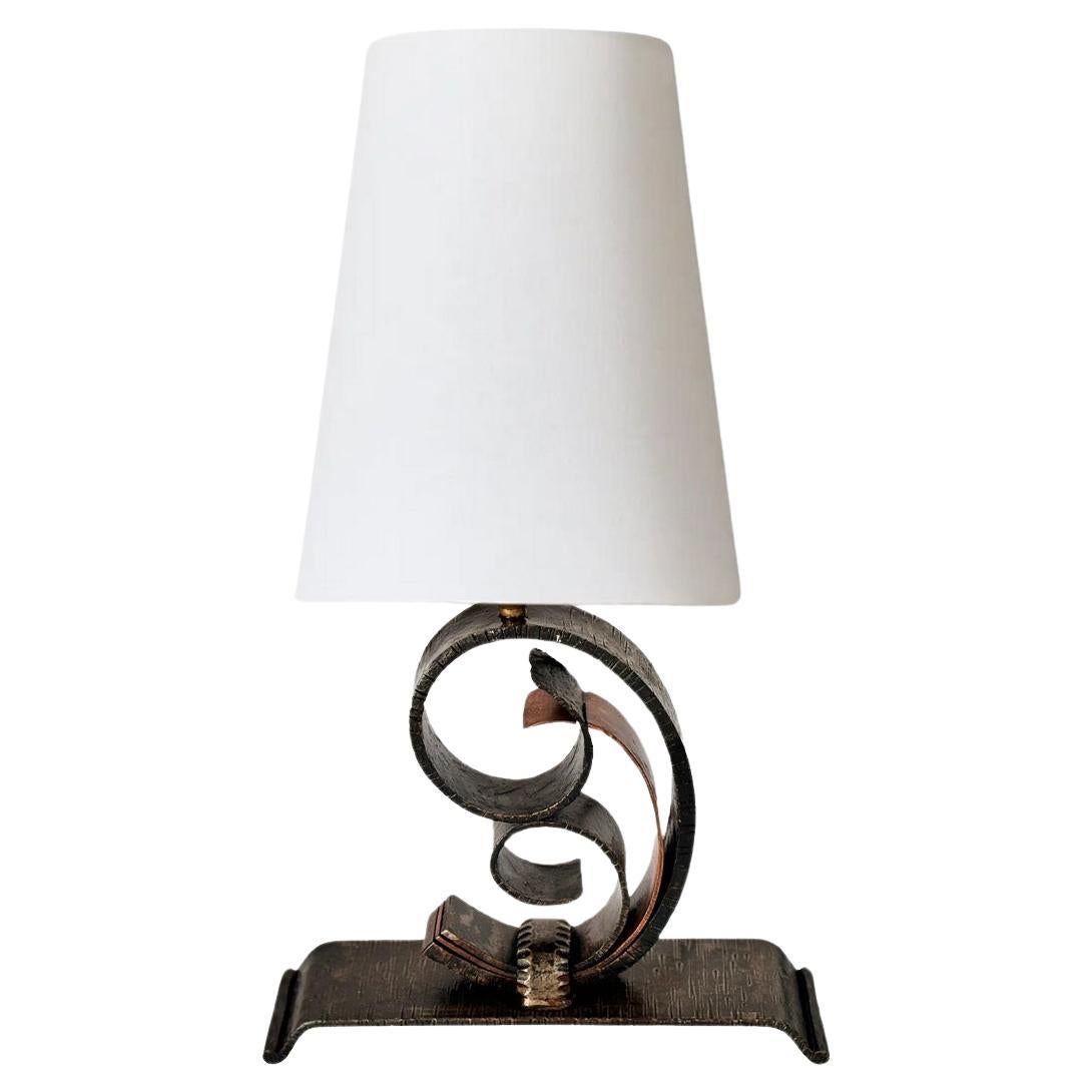 Lampe de table Art déco française en fer martelé France 20e siècle style Edgar Brandt