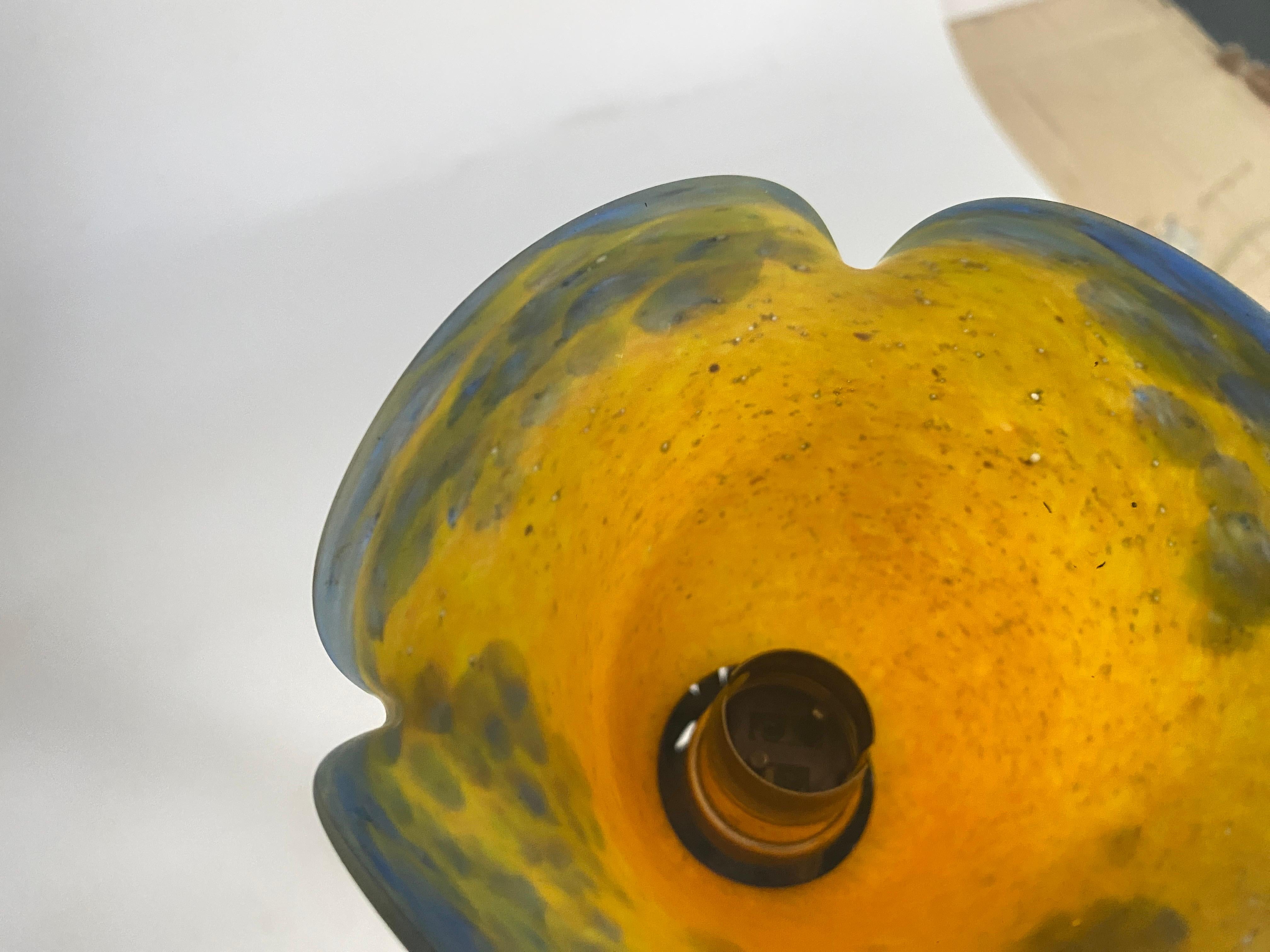 Lampe de table Art Déco en fer Hammer France circa 1920 Daum Style Pâte Verre en vente 2