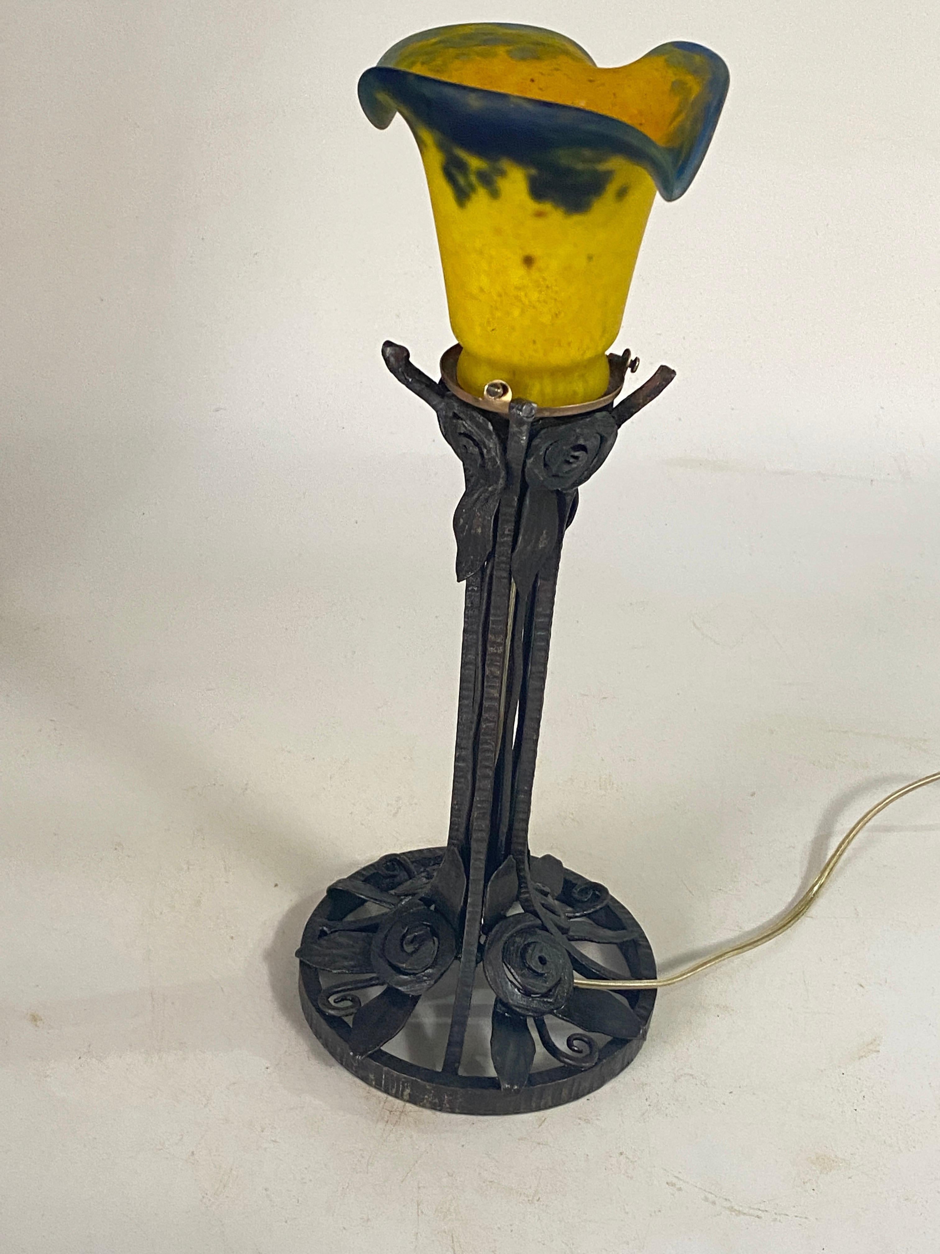 French Art Deco Table Lamp Hammered Iron France circa 1920 Daum Style Pâte Verre For Sale 12