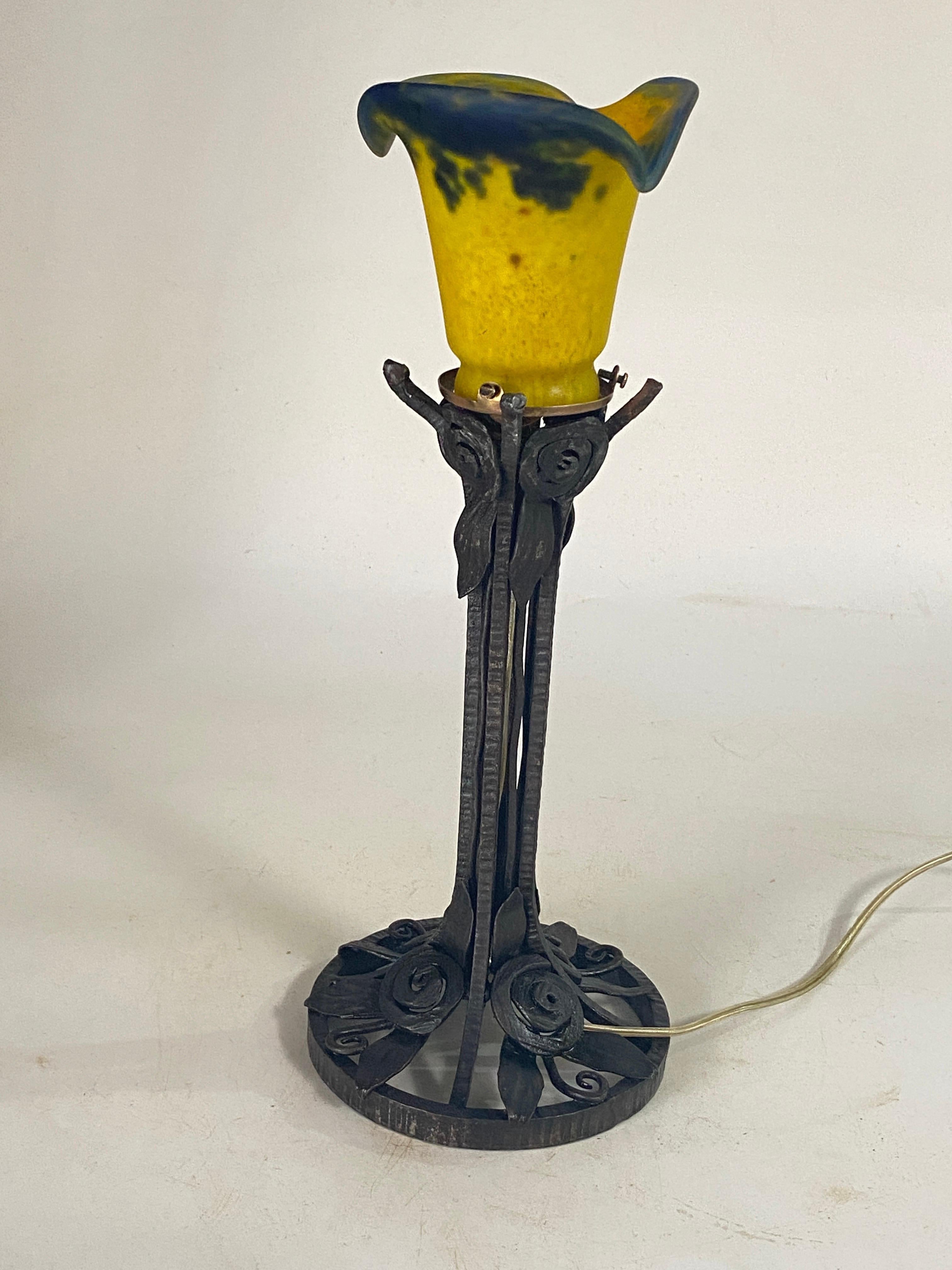 French Art Deco Table Lamp Hammered Iron France circa 1920 Daum Style Pâte Verre For Sale 13
