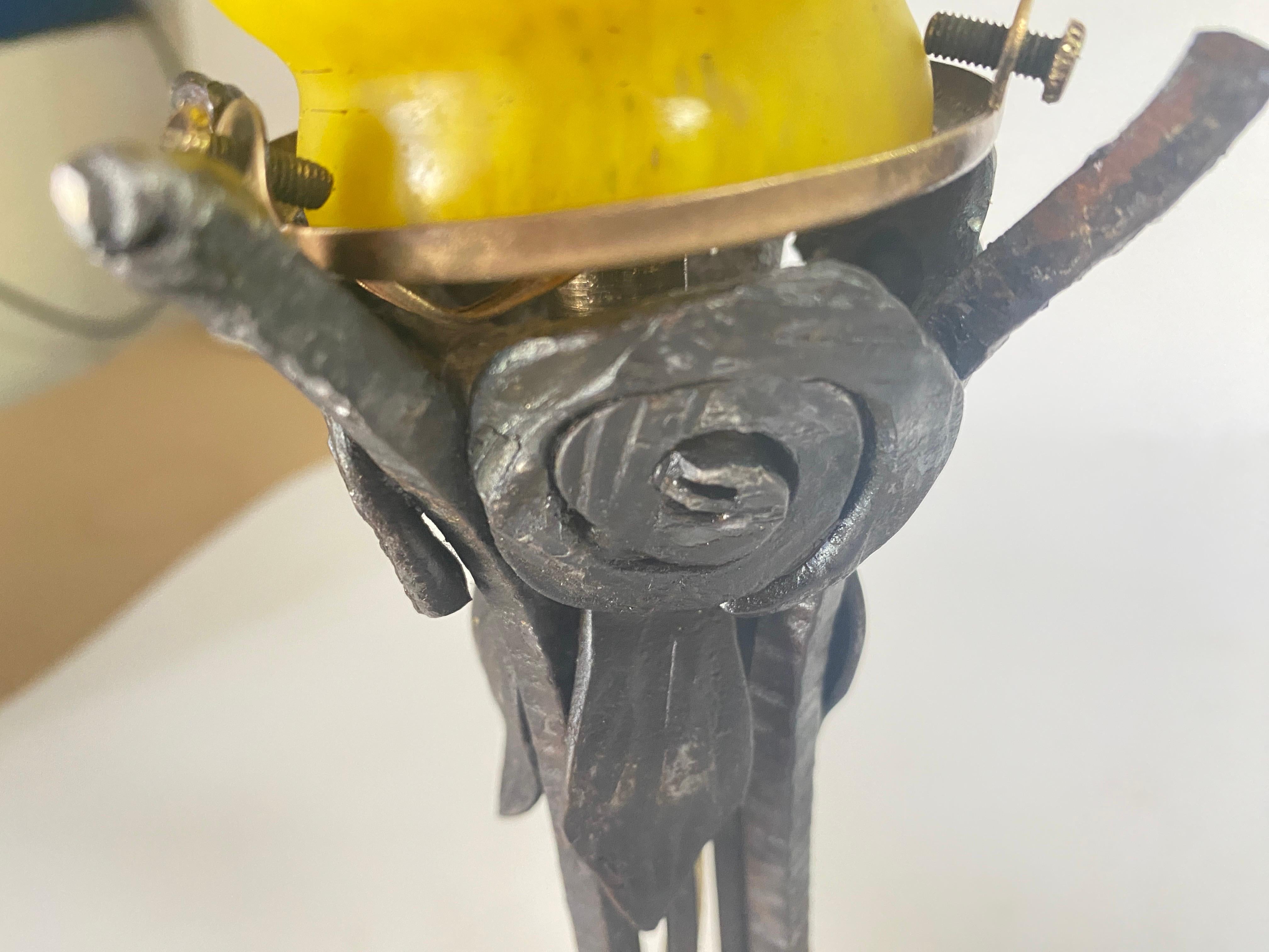 Französisch Art Deco Tischlampe gehämmert Eisen Frankreich um 1920 Daum Stil Pâte Verre (Art déco) im Angebot