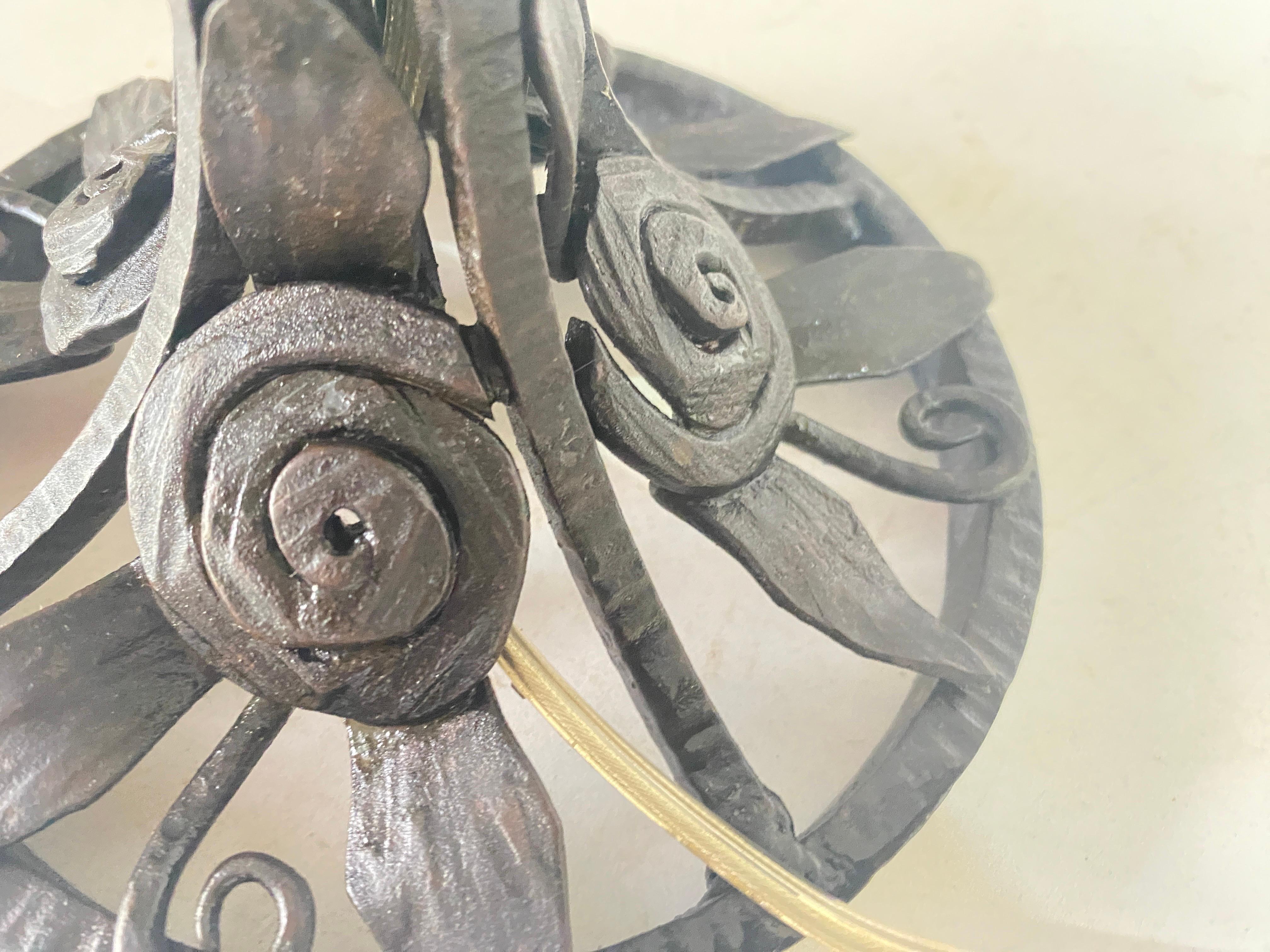 Französisch Art Deco Tischlampe gehämmert Eisen Frankreich um 1920 Daum Stil Pâte Verre im Zustand „Gut“ im Angebot in Auribeau sur Siagne, FR