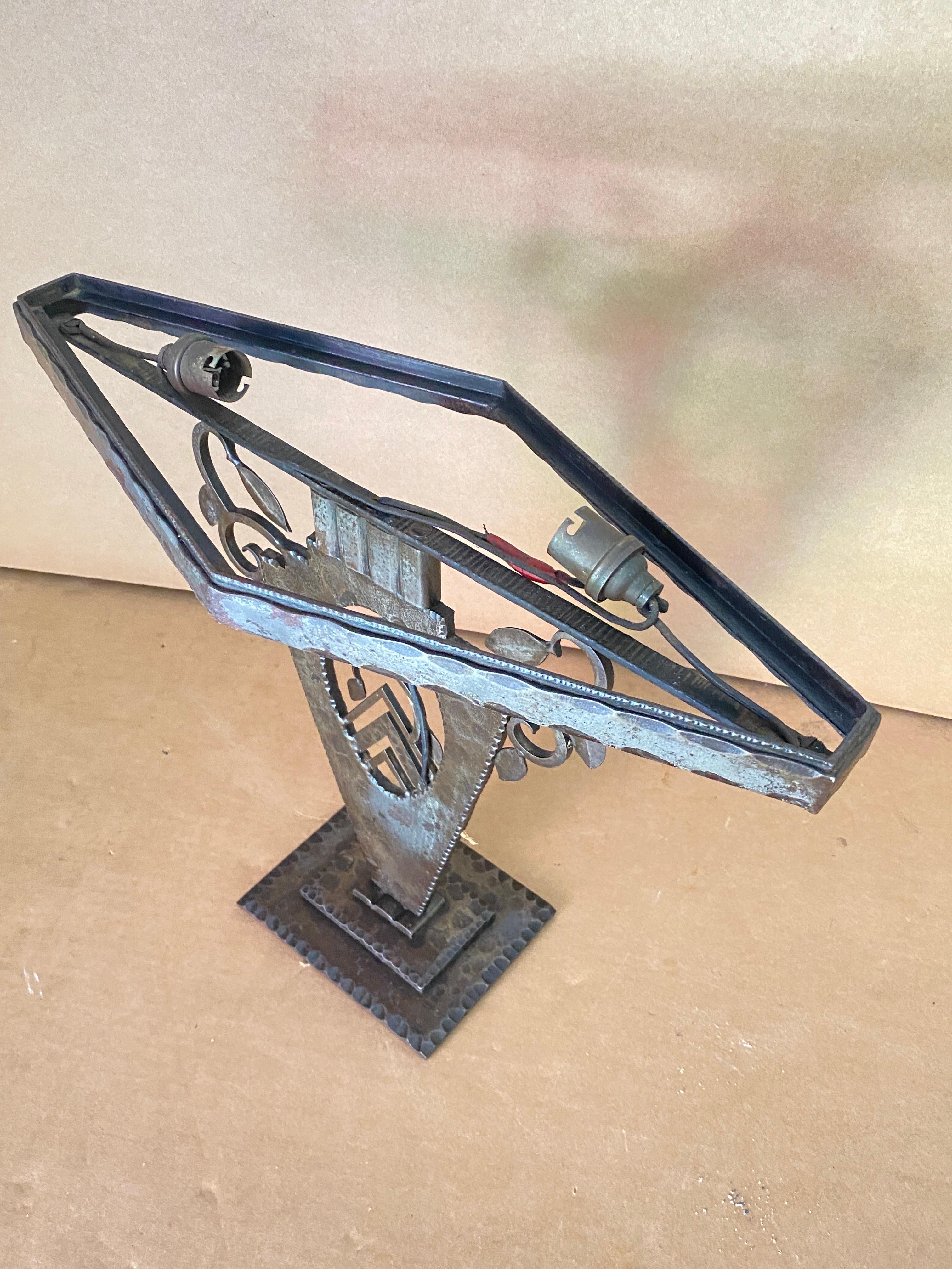 French Art Deco Table Lamp Hammered Iron, France circa 1940, Edgard Brandt Style In Fair Condition In Auribeau sur Siagne, FR