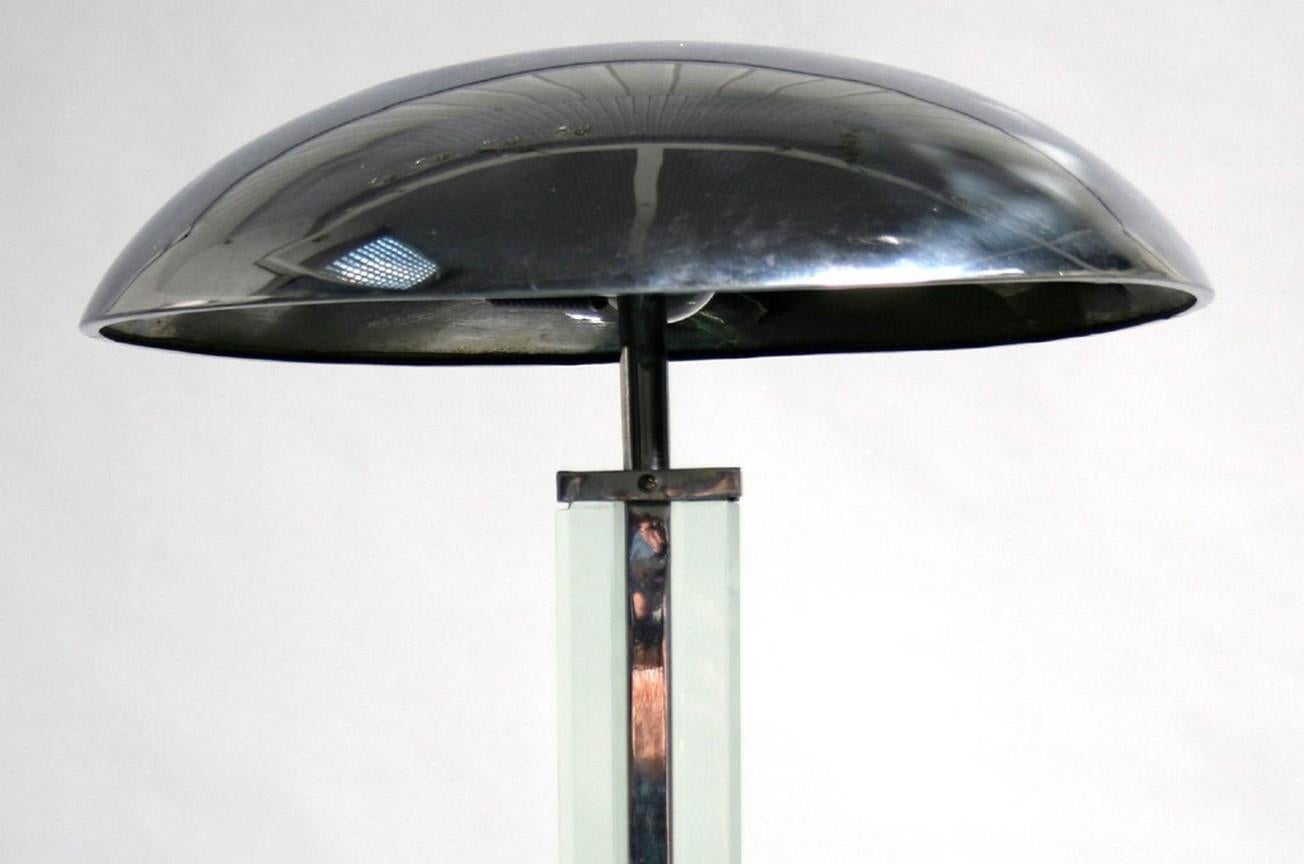 Lampe de table Art déco française avec détails en verre d'origine et pied et abat-jour en métal nickelé.