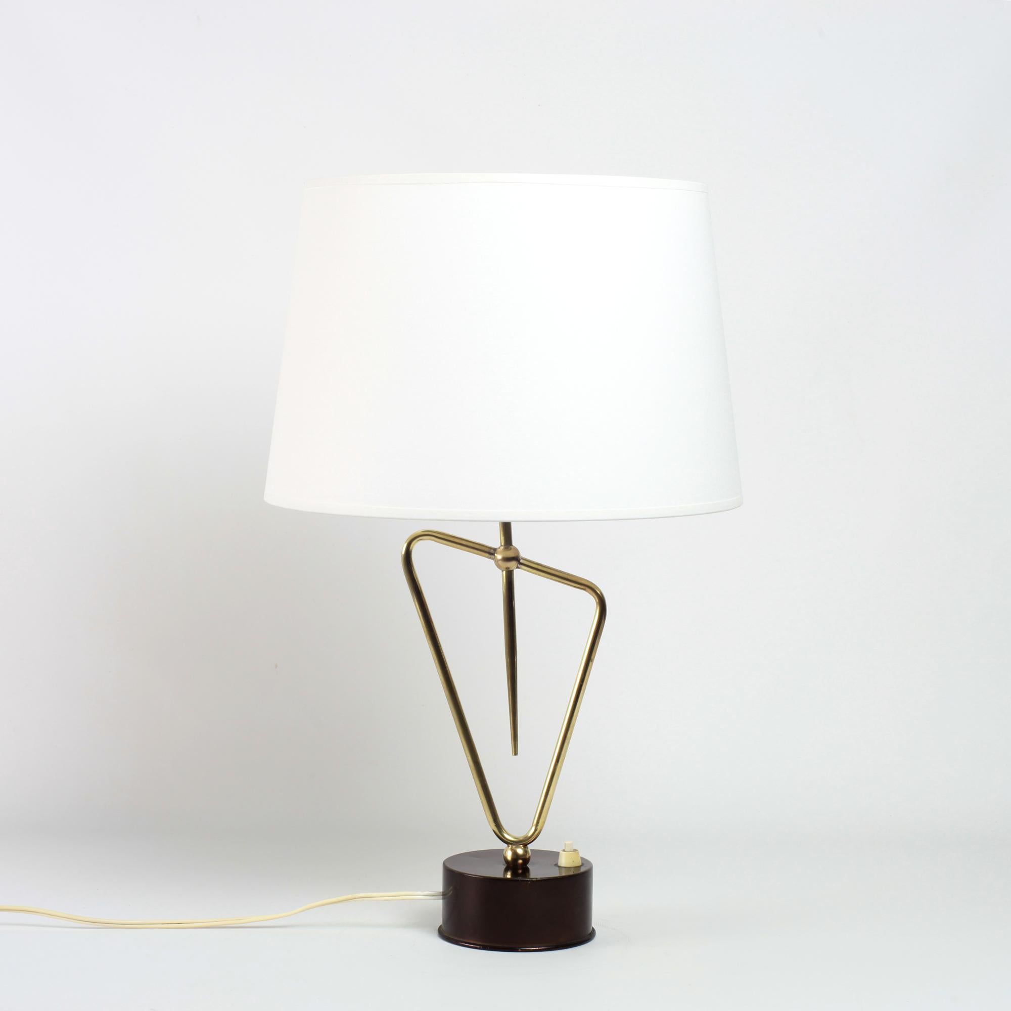 Rare brass table lamp, made in France around 1930.
This elegant lamp rests on a conical foot, holding a geometric brass figure.
A beautiful addition to your living space.
The dimensions indicated exclude the lampshade. The height includes the