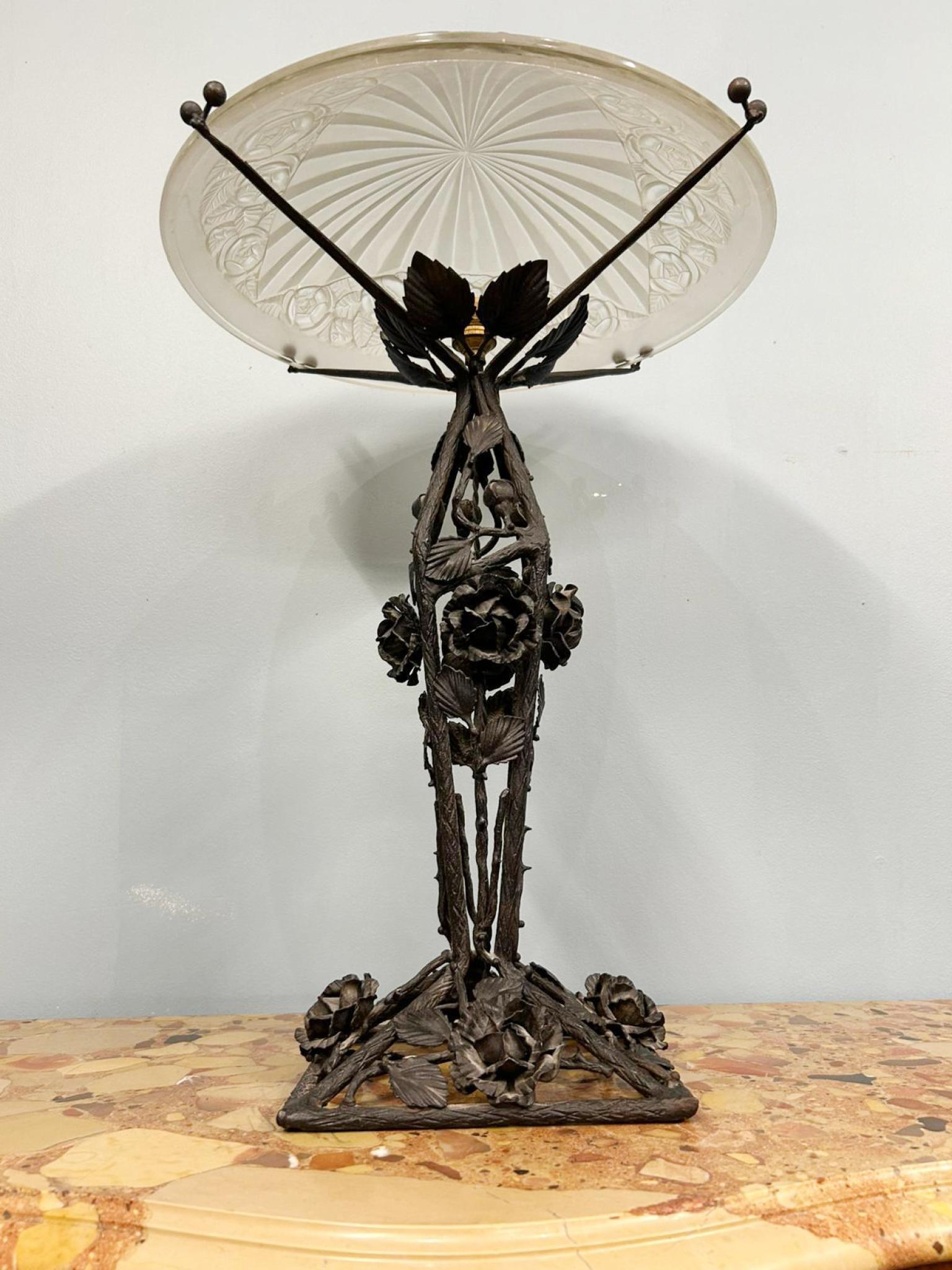 Provincial français Lampe de table Art Déco en fer Verre dépoli Lumière 1930 en vente