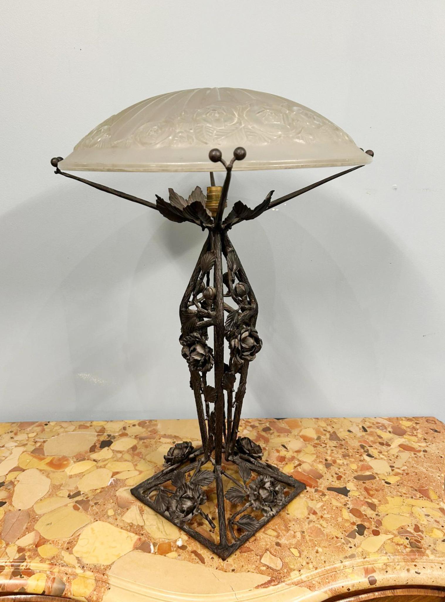 Milieu du XXe siècle Lampe de table Art Déco en fer Verre dépoli Lumière 1930 en vente