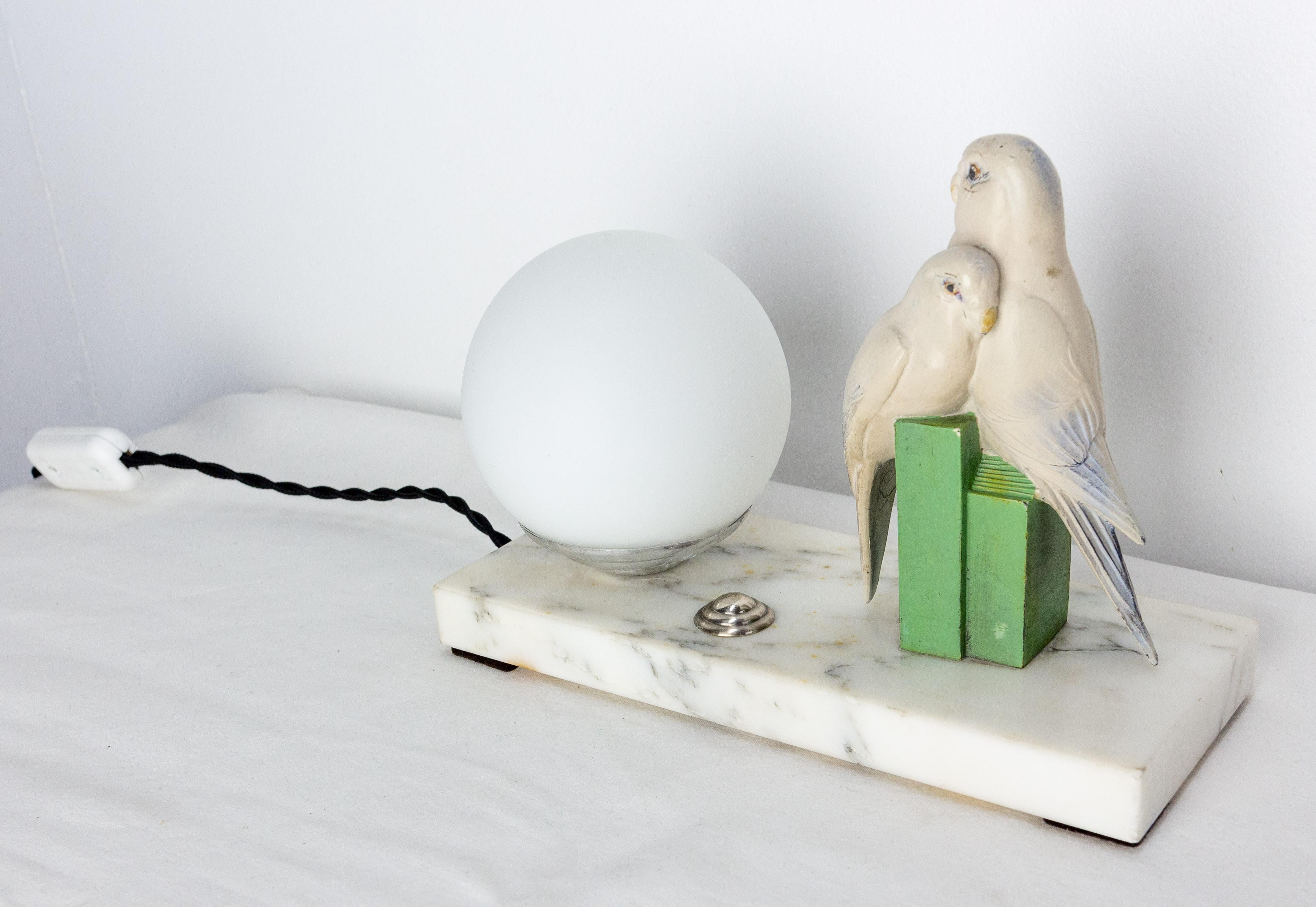 French Art Deco Table Lamp, Painted Spelter & Marble, Three Parakeets, c. 1930 In Good Condition For Sale In Labrit, Landes