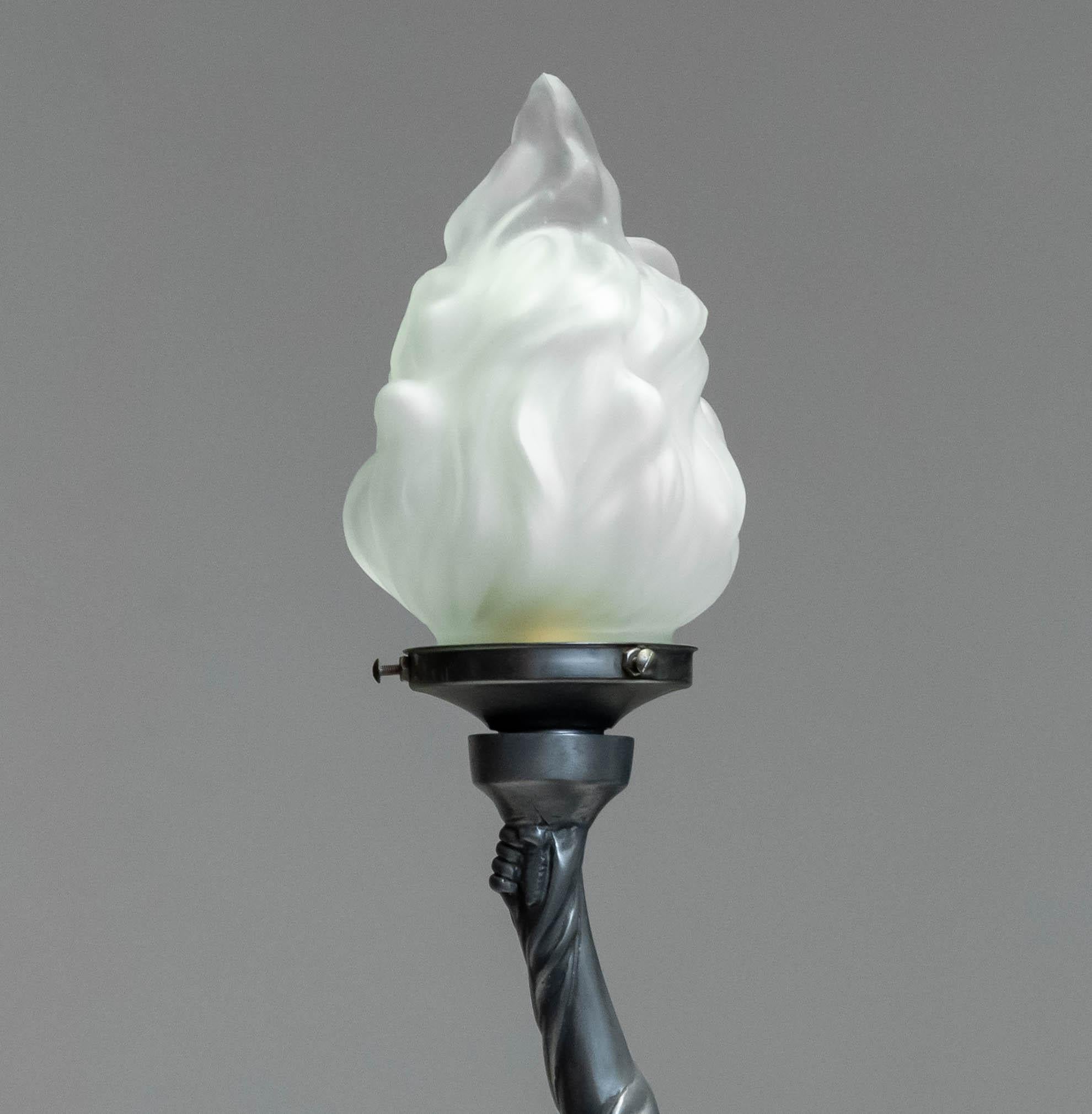 Lampada da tavolo Art Deco francese in peltro su base in marmo in vendita 5