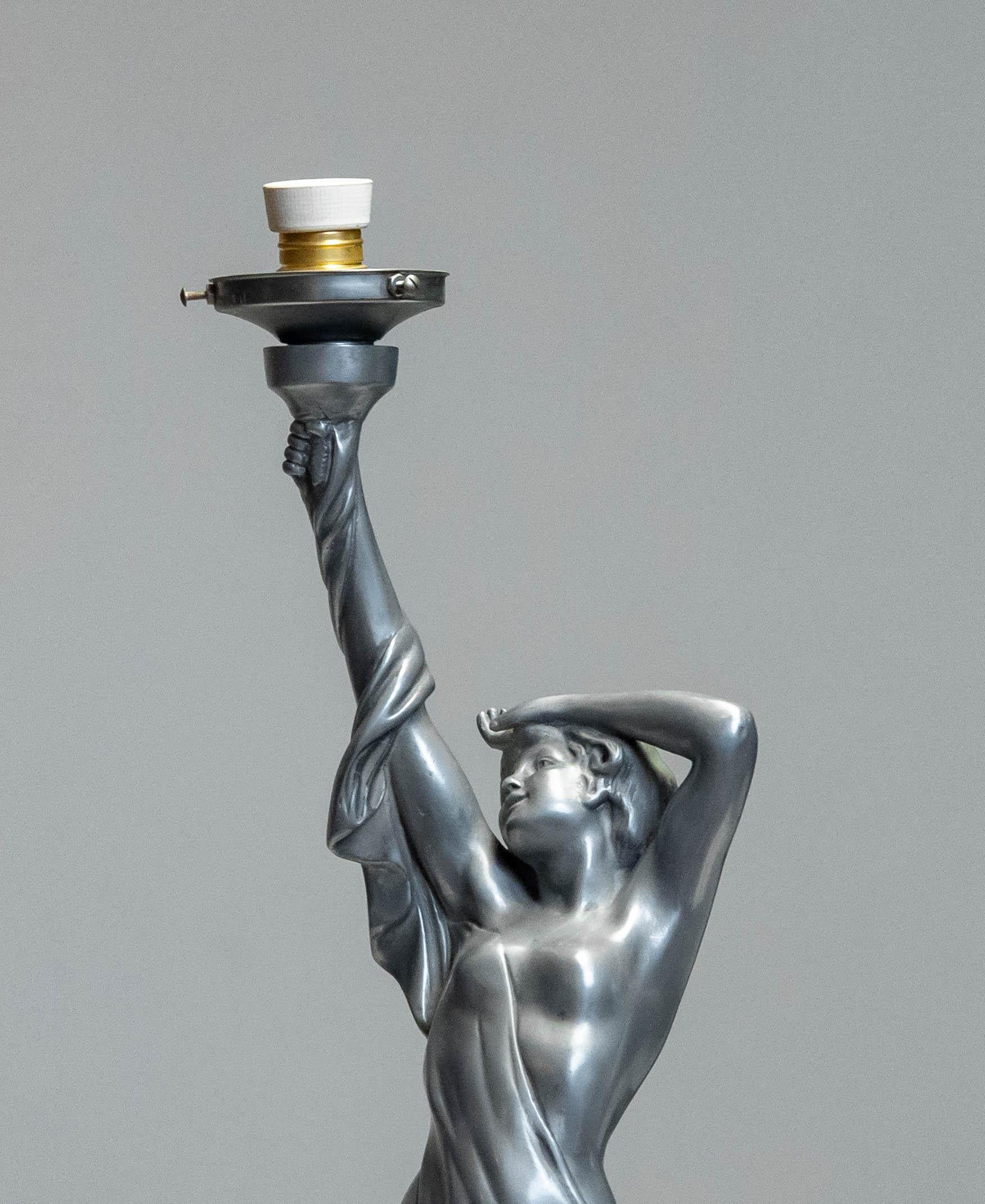 Lampada da tavolo Art Deco francese in peltro su base in marmo in vendita 6