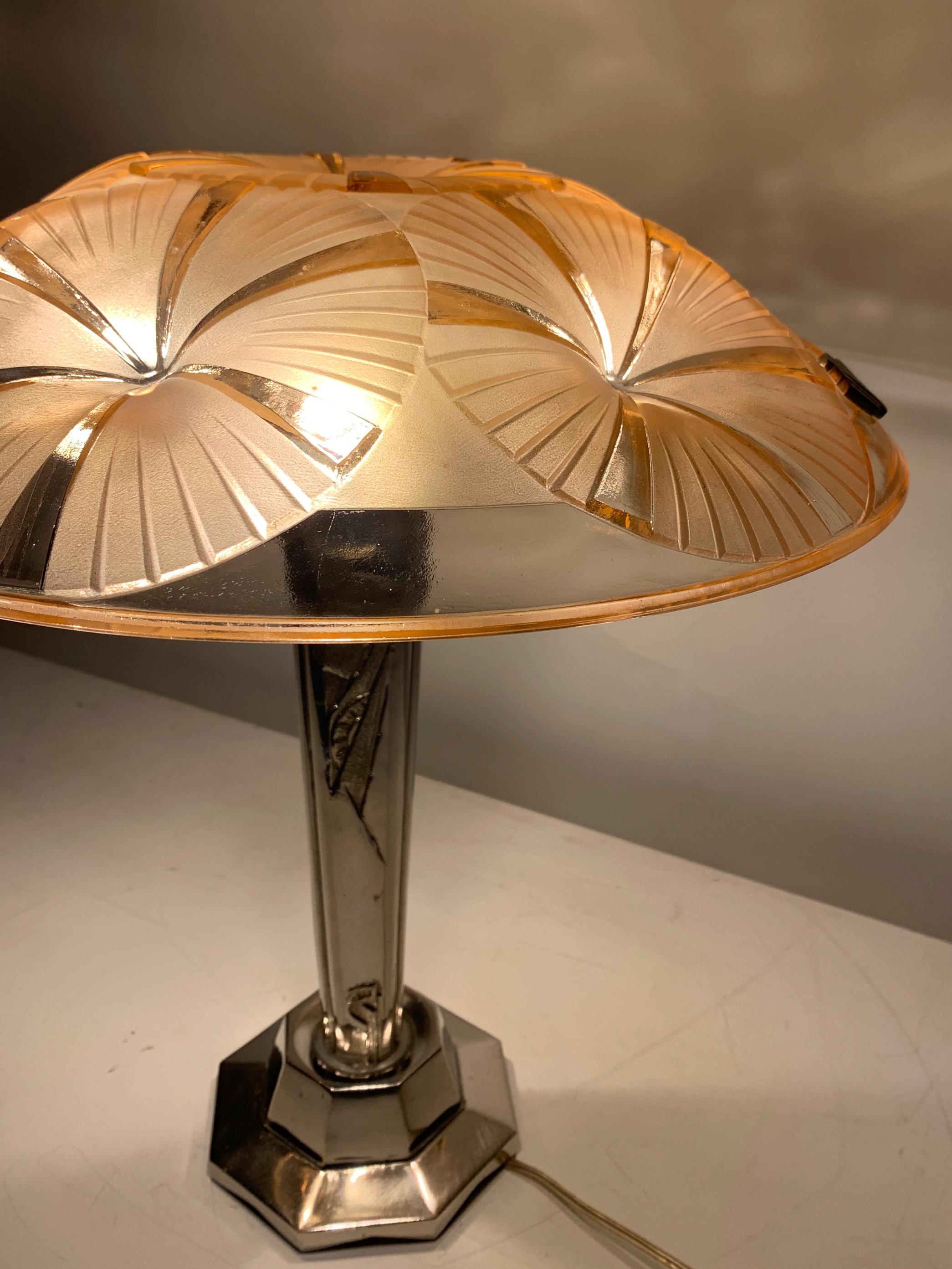 Lámpara de mesa Art Decó francesa Pantalla de cristal rosa Firmada 