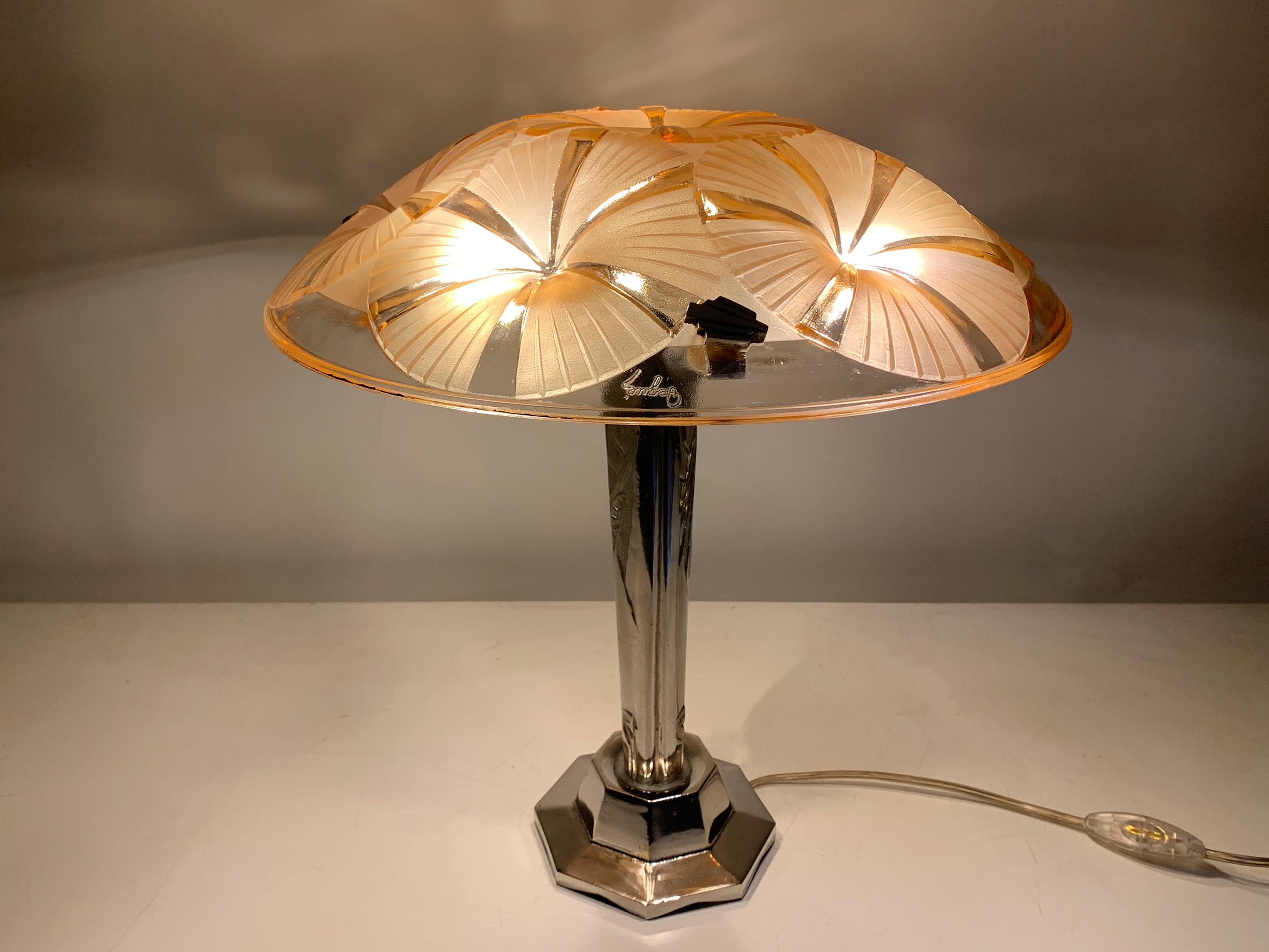 Lámpara de mesa Art Decó francesa Pantalla de cristal rosa Firmada 