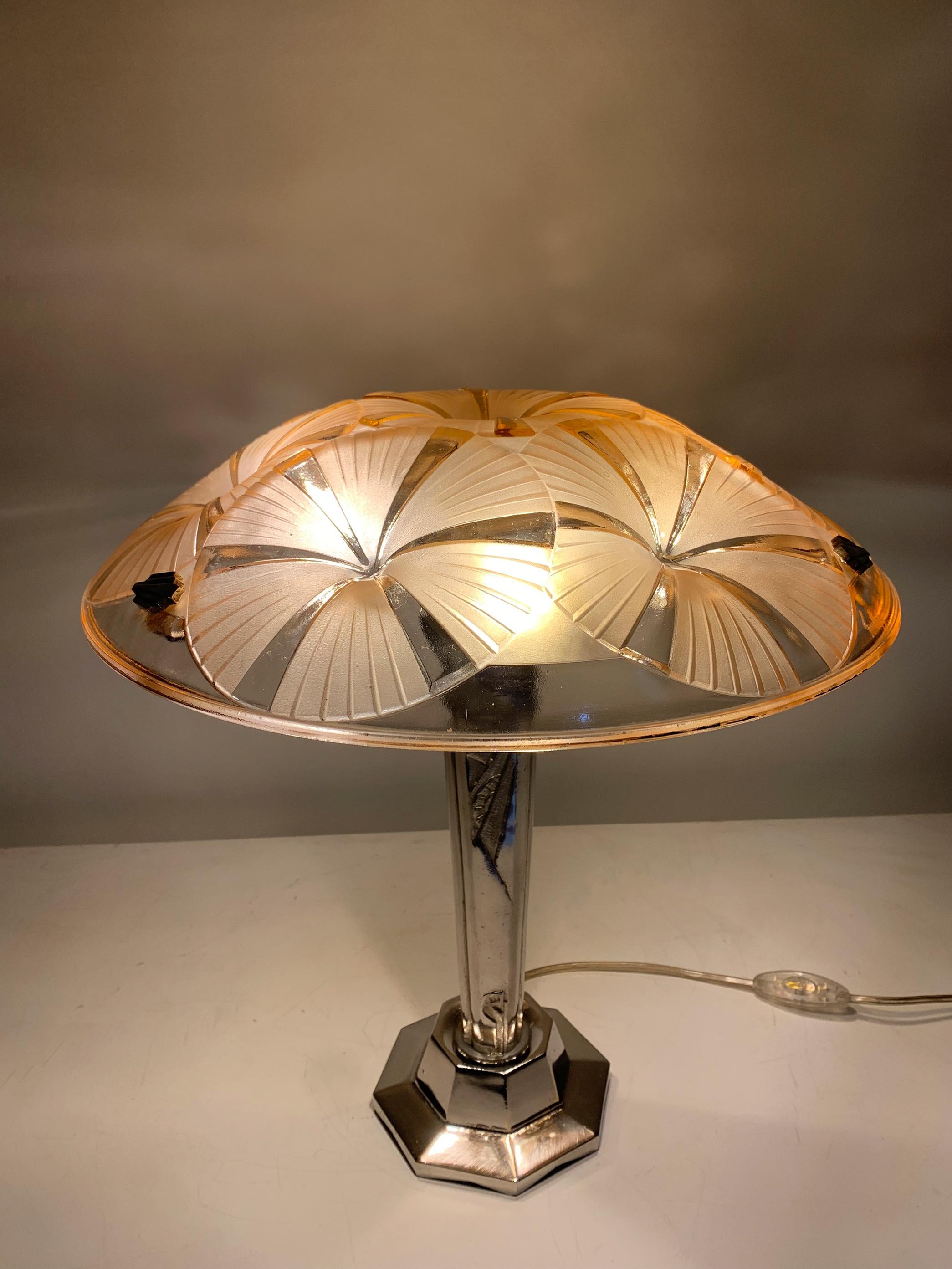Lámpara de mesa Art Decó francesa Pantalla de cristal rosa Firmada 