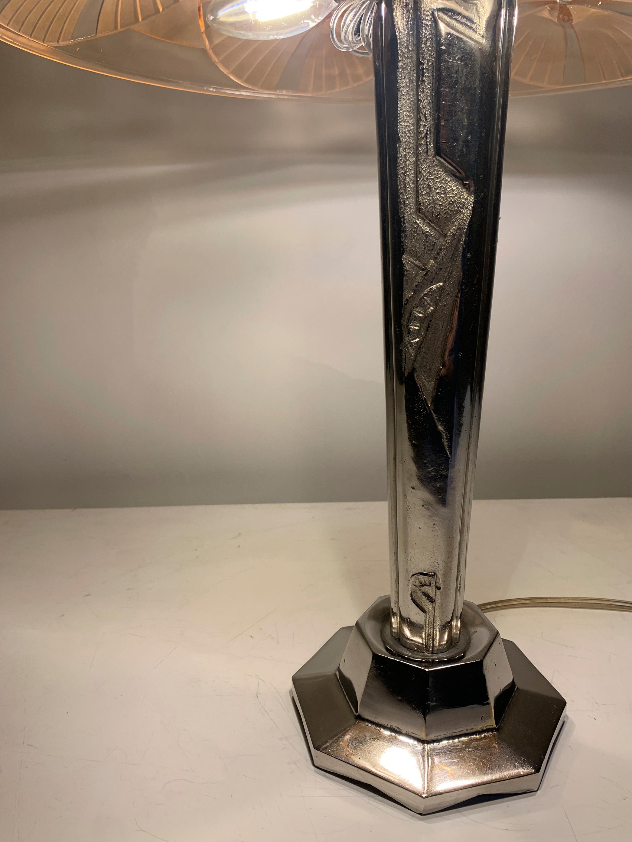 Lámpara de mesa Art Decó francesa Pantalla de cristal rosa Firmada 