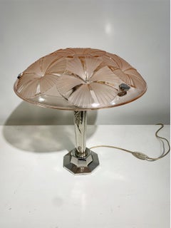 Lampada da tavolo francese Art Deco con paralume in vetro rosa firmata "Degué