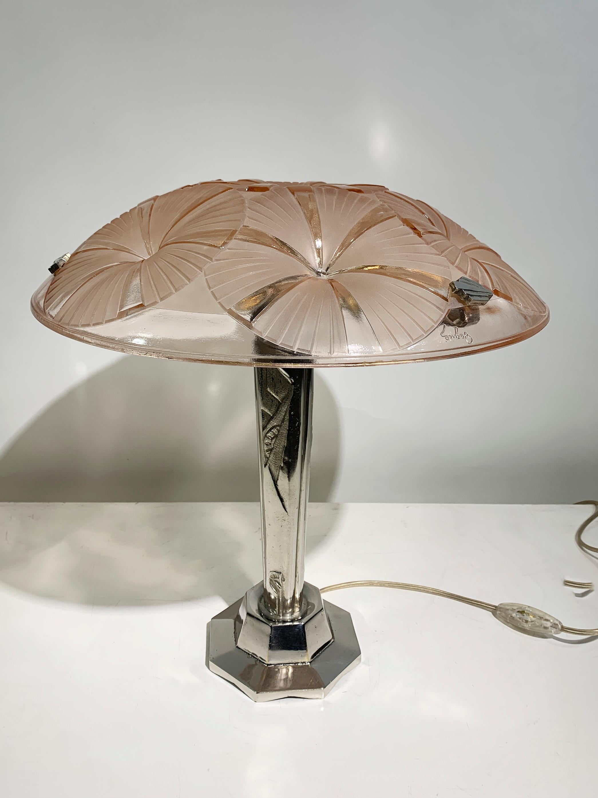 Lámpara de mesa Art Decó francesa Pantalla de cristal rosa Firmada 